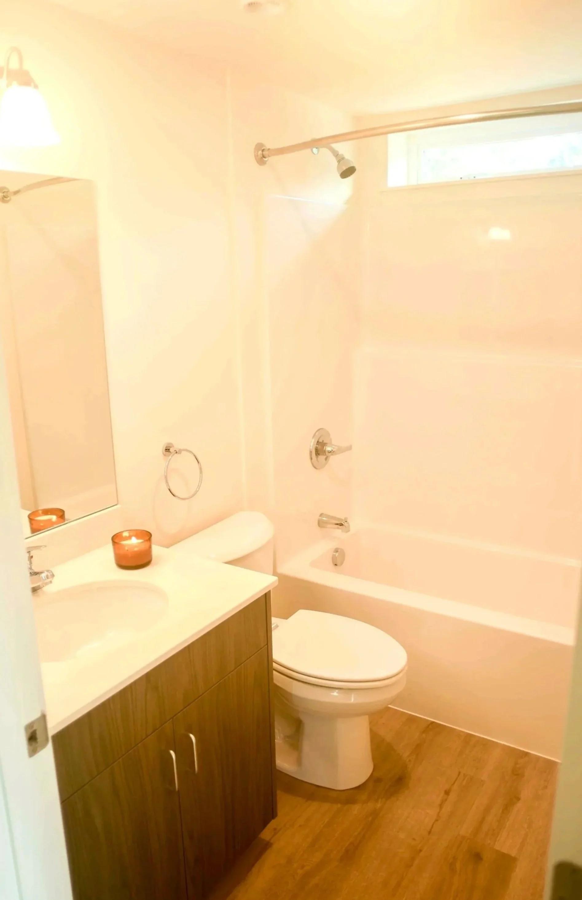 Interior view of Telegraph Townhomes 1D full bathroom.