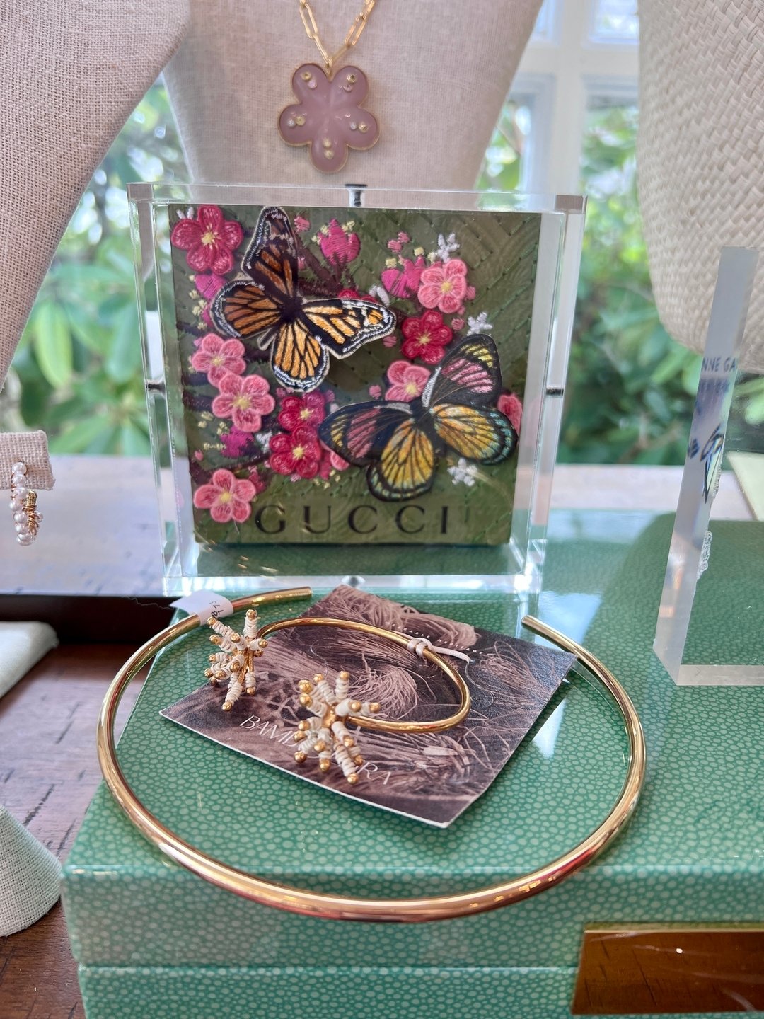 Fun new things arriving daily! Come see these new pieces and so much more in the shop. 👜🖼️☀️

#hamiltongracedesigns #shopmelange #shoposterville #osterville #shopthecape #capecod #jewelry #jewelrydesigner #bagsbagsbags #handbags #custommade #jewelr