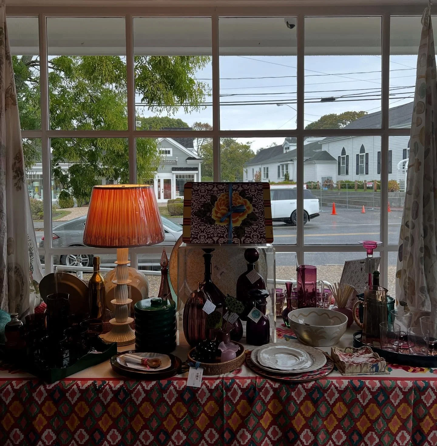 We&rsquo;re welcoming fall in full color here at M&eacute;lange! With bold home treasure in orange, purple, and every shade in between 🧡💜

#fallhostess #autumn #massachusettsfall #twowebster #thebartopshop #tablescape