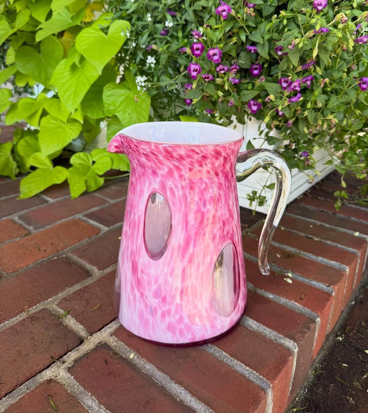 A statement piece from the 1960s! This stunning large scale mouth blown cased glass pitcher with hand application handle has timeless charm 🩷

@thebartopshop @twowebster #vintagebarware #autumn #fallinmassachusetts #tabelware