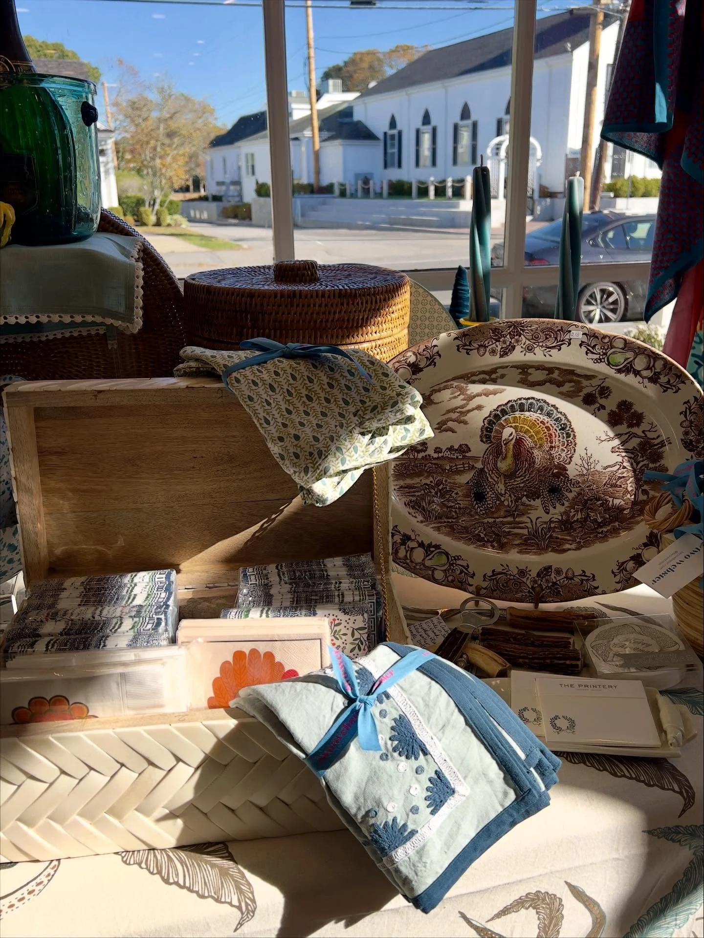 It&rsquo;s nearly time for Turkey! Remember that a thoughtfully set table makes everything taste better!

#thanksgivingtable #holidayparty #tablescape #coastal #homedesign #vintagebarware