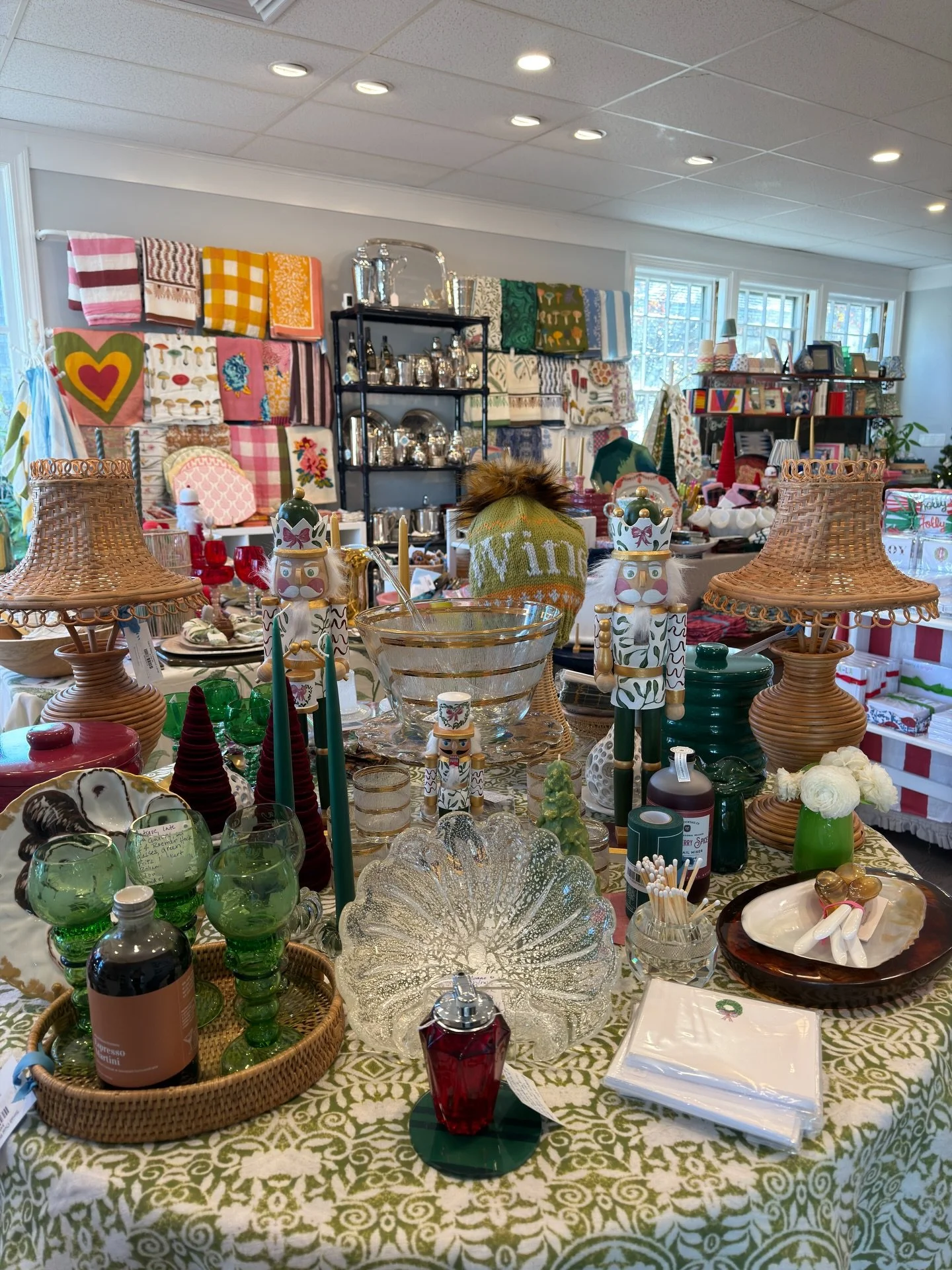 Holiday shopping is in full swing! Shop local this #smallbusinesssaturday 
835 Main St | Osterville 

#shopthecape #shoposterville #shophappy