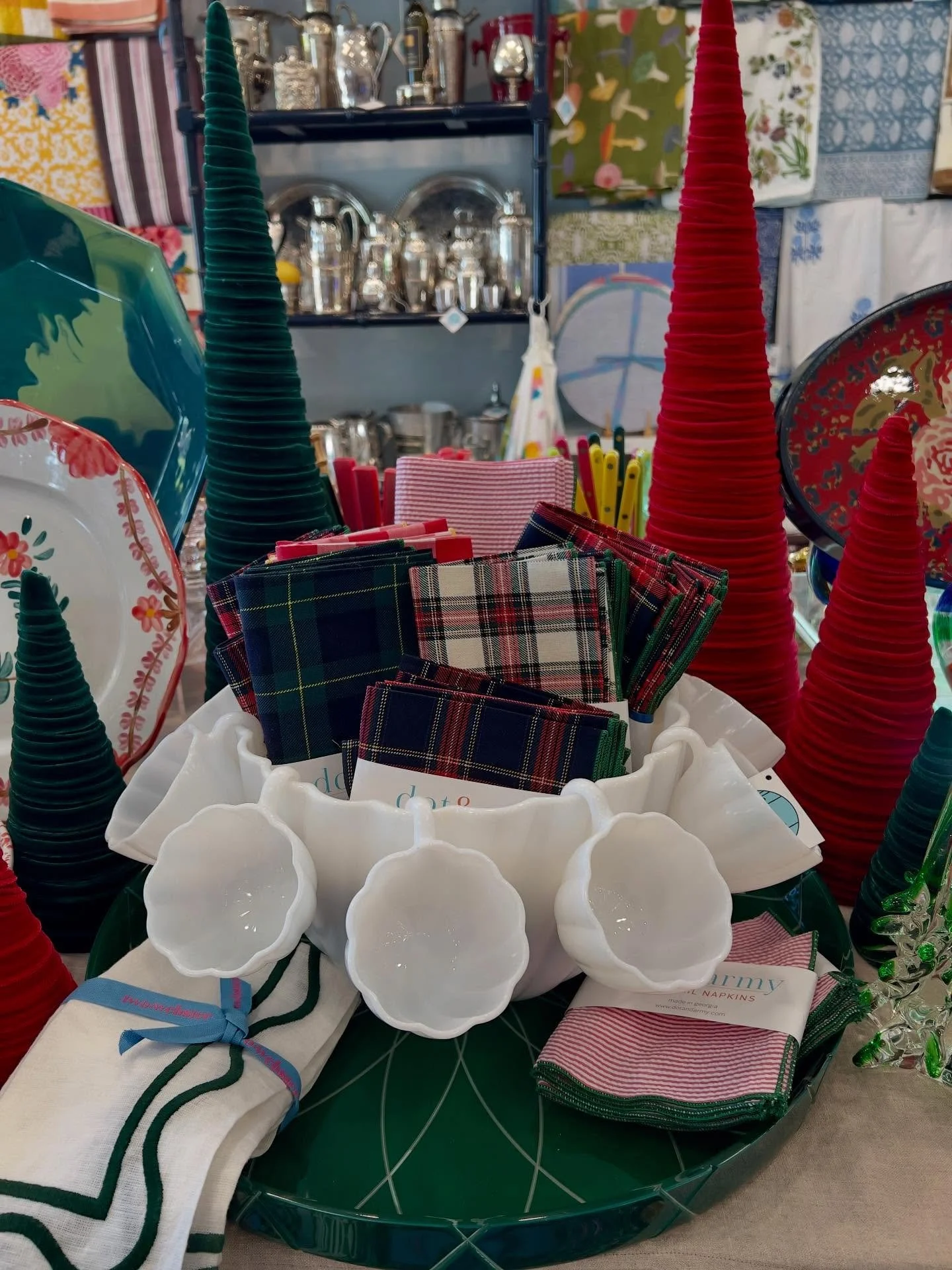 It&rsquo;s officially Christmas time here at M&eacute;lange! Consider this your sign to start planning your dream holiday table 🎄

#holiday #tablesetting #vintagebarware #christmas #design #coastalchristmas