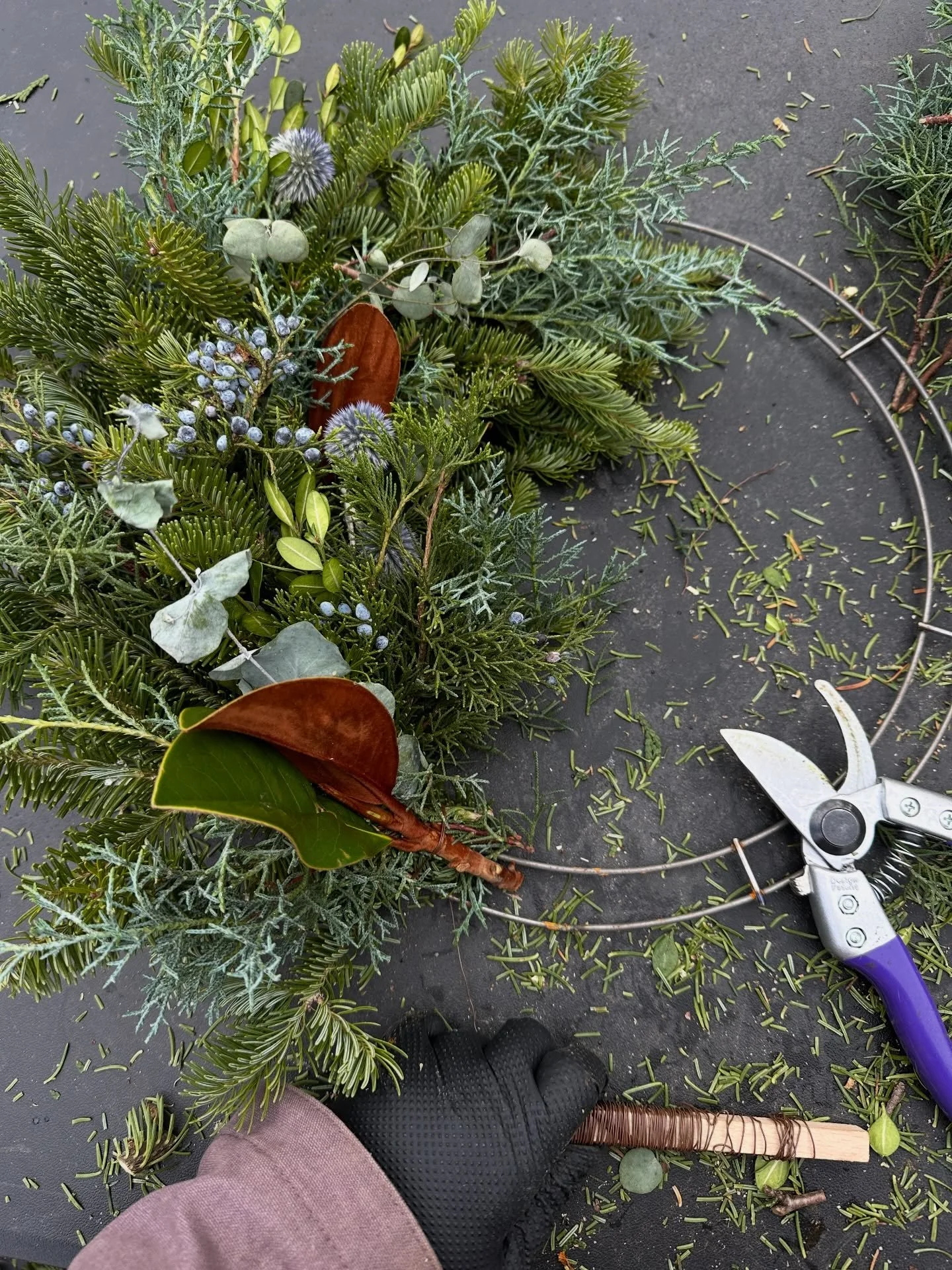 Come hang out with us on 12/7 at 3:00pm for a guided wreath workshop at @blue.wall_farm.wines and @longstonefarm at the Rt 9 tasting room in Paeonian Springs. Learn how to make your own fresh, locally grown wreath from scratch! 

All supplies will be