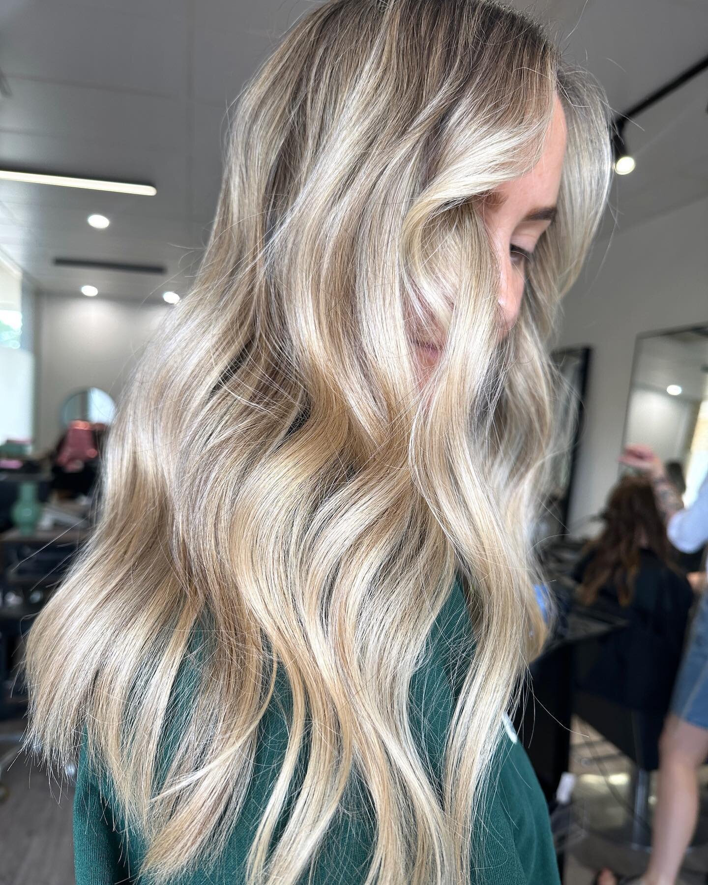 Lived in Blonde 🤍HEAVEN🤍

Technique; Slices, Natural Weaves scattered Placement &amp; Basin Painting🤍🤍

What to Ask For ;
Lived in blonde, Root Shadow &amp; Bright Ends.
Neutral Tone🤍🤍