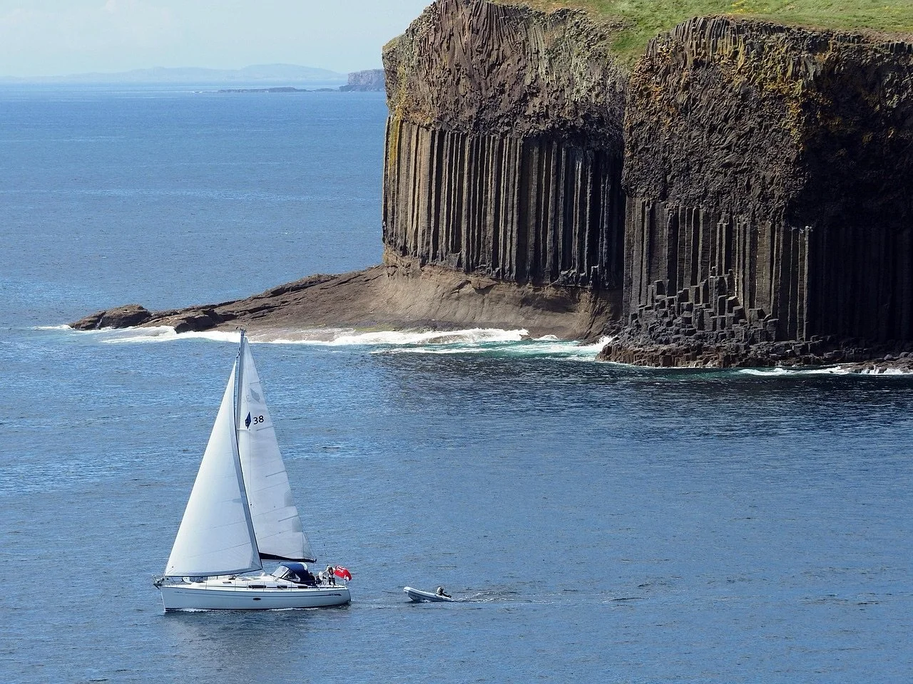 Scotland&rsquo;s many islands are made for exploring.🏴󠁧󠁢󠁳󠁣󠁴󠁿

Fingal&rsquo;s Cave located on the island of Staffa, is accessible via a boat ride and best expression on foot.

The basalt columns are from a lava flow 60 million years ago and car