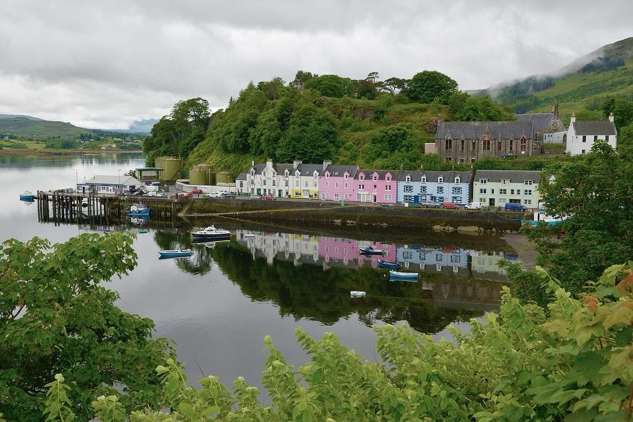 So many islands to explore in Scotland!🏴󠁧󠁢󠁳󠁣󠁴󠁿 

We can&rsquo;t wait to visit the Isle of Skye and town of Portree. We&rsquo;ll also visit some castles and take in the beautiful sights while there because Scotland is a magical place!

#isleofs