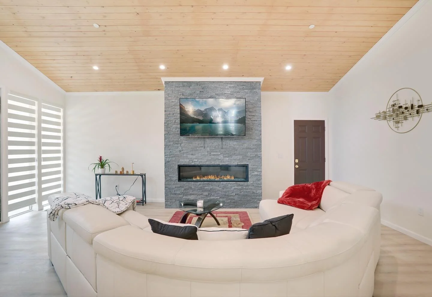 LOVED the connected kitchen and living room in this Big Bear vacation rental. The tall ceilings made it feel so open and bright. ⭐️ ⭐️⭐️⭐️⭐️

#bigbearairbnb #bigbearlake #airbnb #bigbearrealestate #bigbearcalifornia #bigbearlakecalifornia #southernca