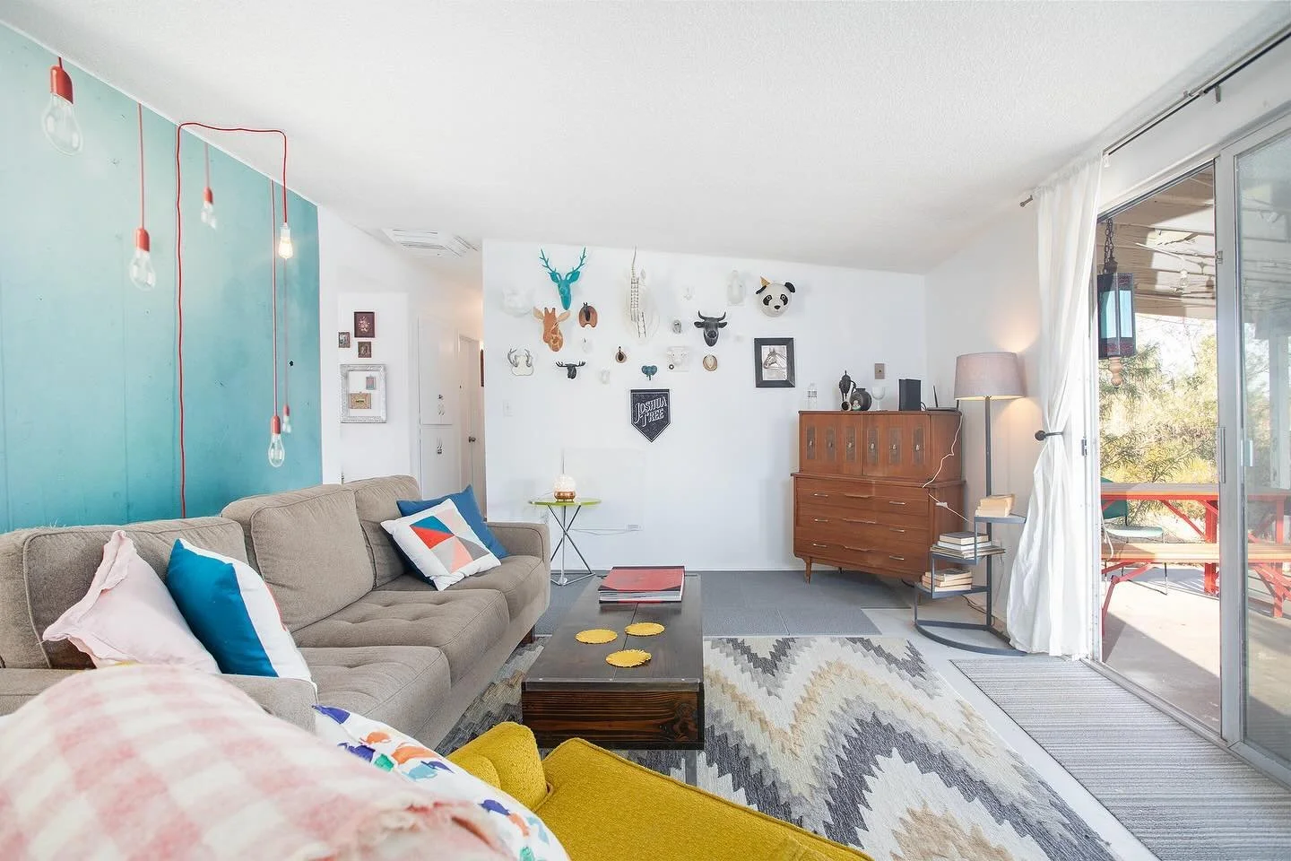 I loved the colors of this quirky house in Joshua Tree. Every piece of decor was well thought out and unique, all on its own! And they all came together to make a cute, artsy little desert abode. 🌵 #airbnb #joshuatree #joshuatreeairbnb #joshuatreaar