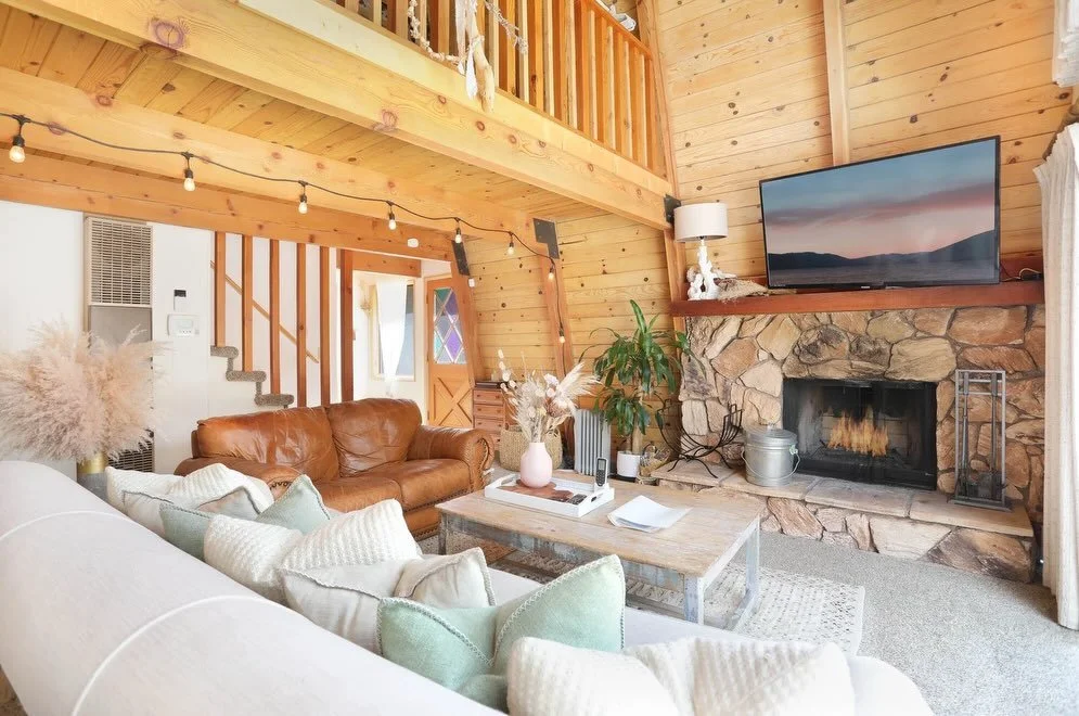 If photographing Big Bear Airbnbs has taught me one thing, it&rsquo;s this: wood interiors instantly make a place feel warm, cozy, and inviting. 🤎
There&rsquo;s just something about natural wood walls that immediately set the vibe, especially in a m