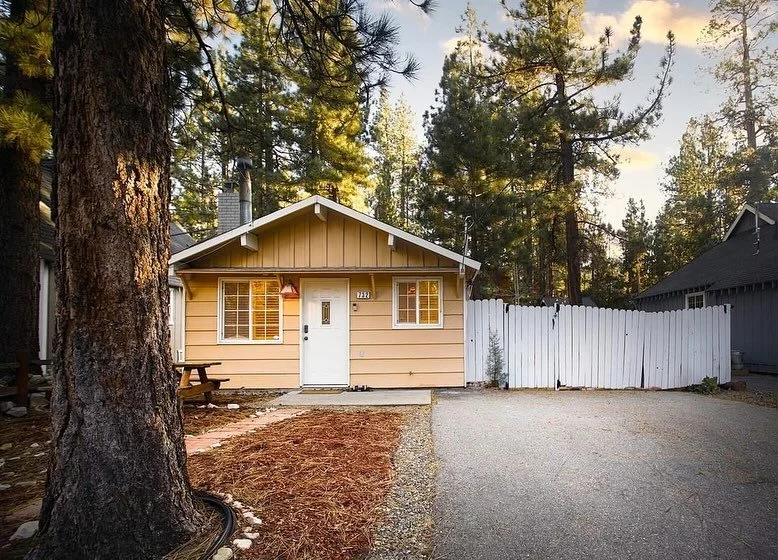 This quaint Big Bear cabin is available for your next trip to the mountain! 2 bedrooms, 1 bathroom, a full kitchen, wood burning stove, outdoor fire pit and grill, washer and dryer - it has everything you need for a comfy winter retreat. #airbnb #big