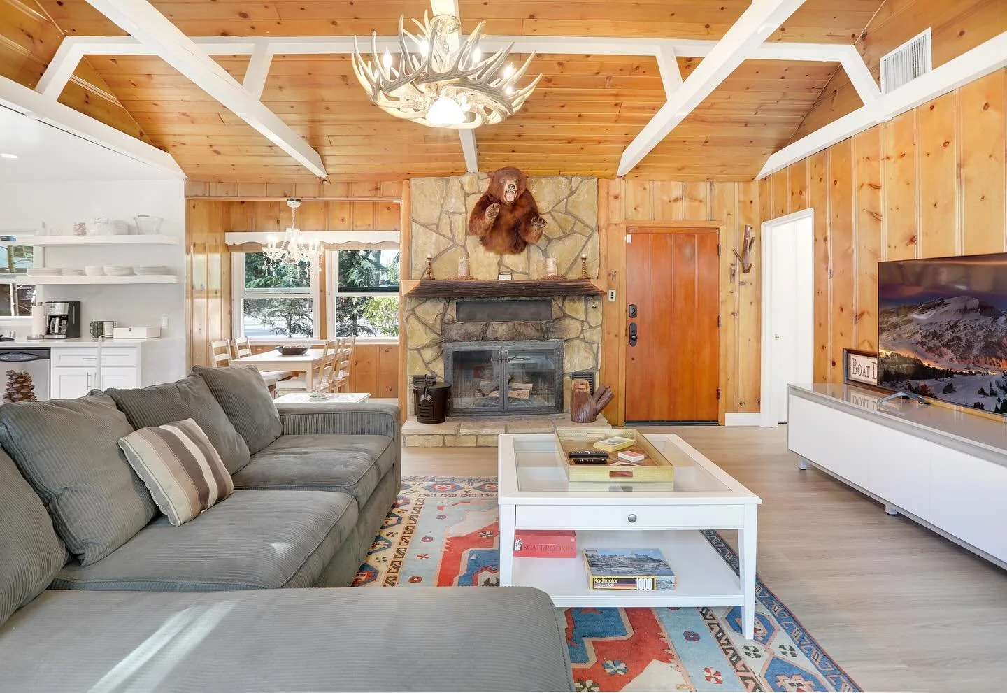 This Big Bear vacation rental is so cozy! 2 bedrooms, 1 bathroom and just minutes from the lake - the ultimate little cabin for a small family. #bigbearlake #airbnb #bigbearlakeairbnb #bigbearstr #bigbearshorttermrental #destinationbigbear #bigbearva