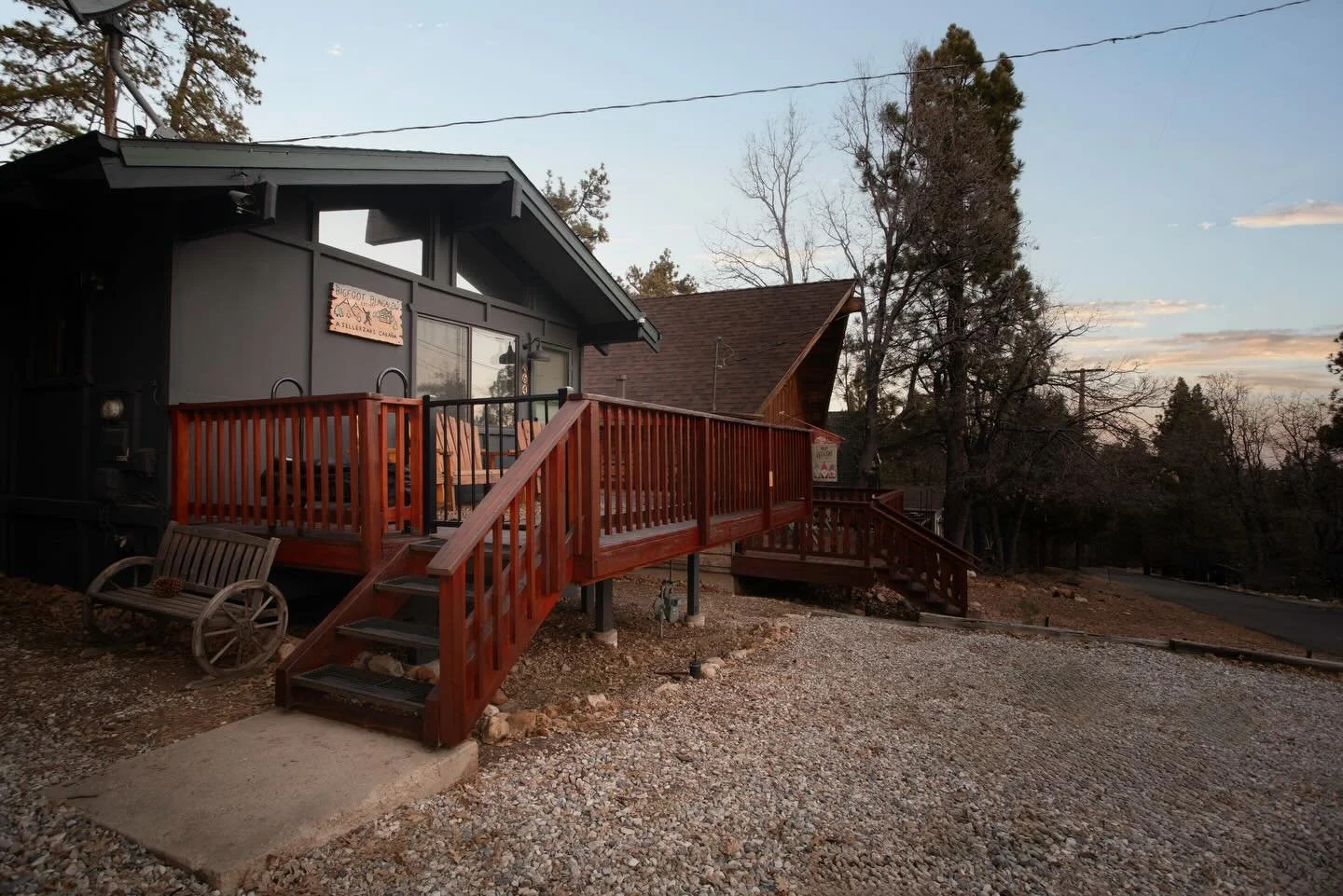 This sweet 2 bedroom, 1 bathroom vacation rental in Sugarloaf, CA is just a few steps away from one of my favorite hikes in Big Bear - Sugarloaf Mountain. And the backyard has a grill, fire pit and hot tub for some after-hike relaxation. 🌅 

#bigbea