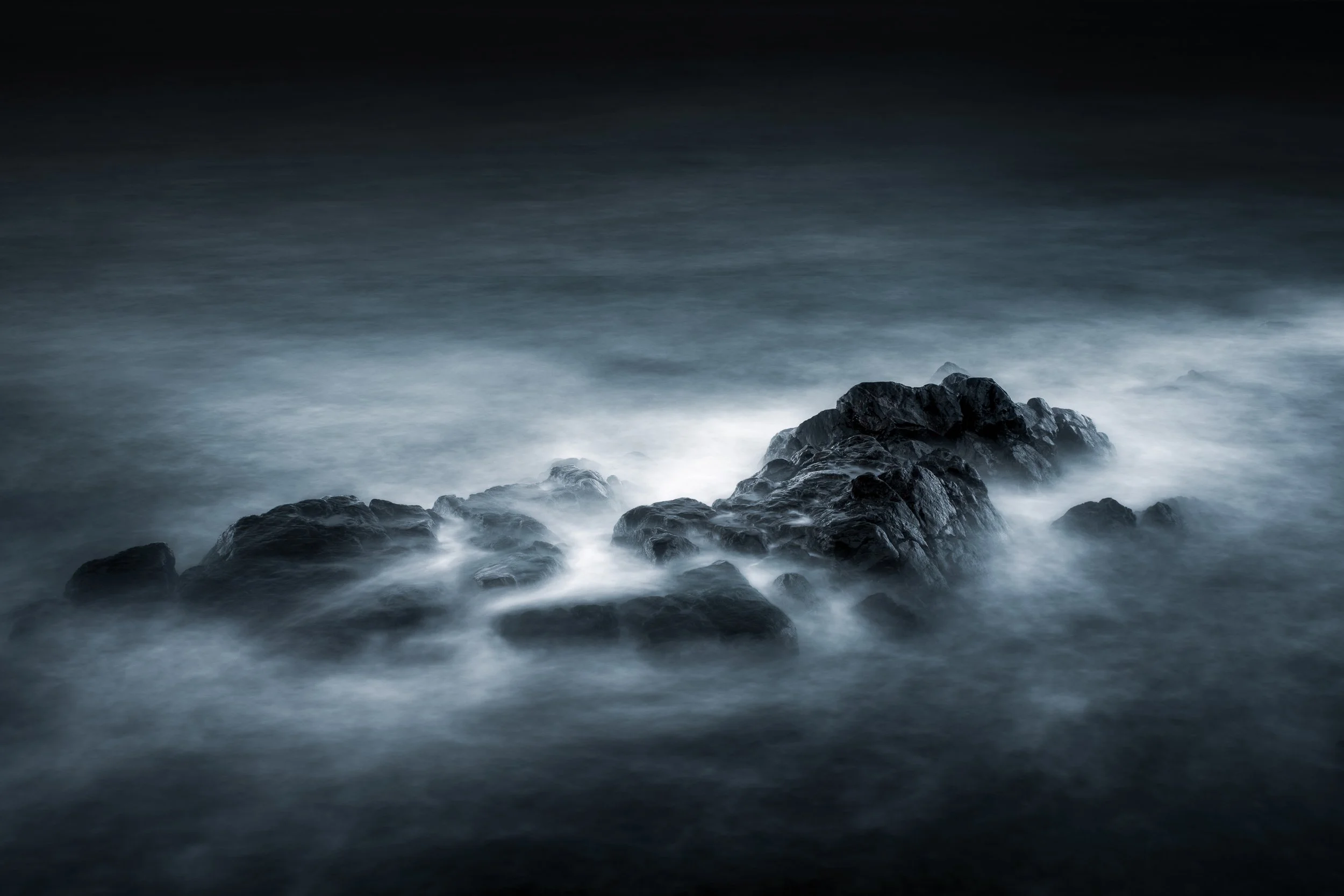 Lång exponering av hav som slår in över klippa. Kapplasse, hav, mörk, stämning, fine art, vatten, fotografi, Sverige