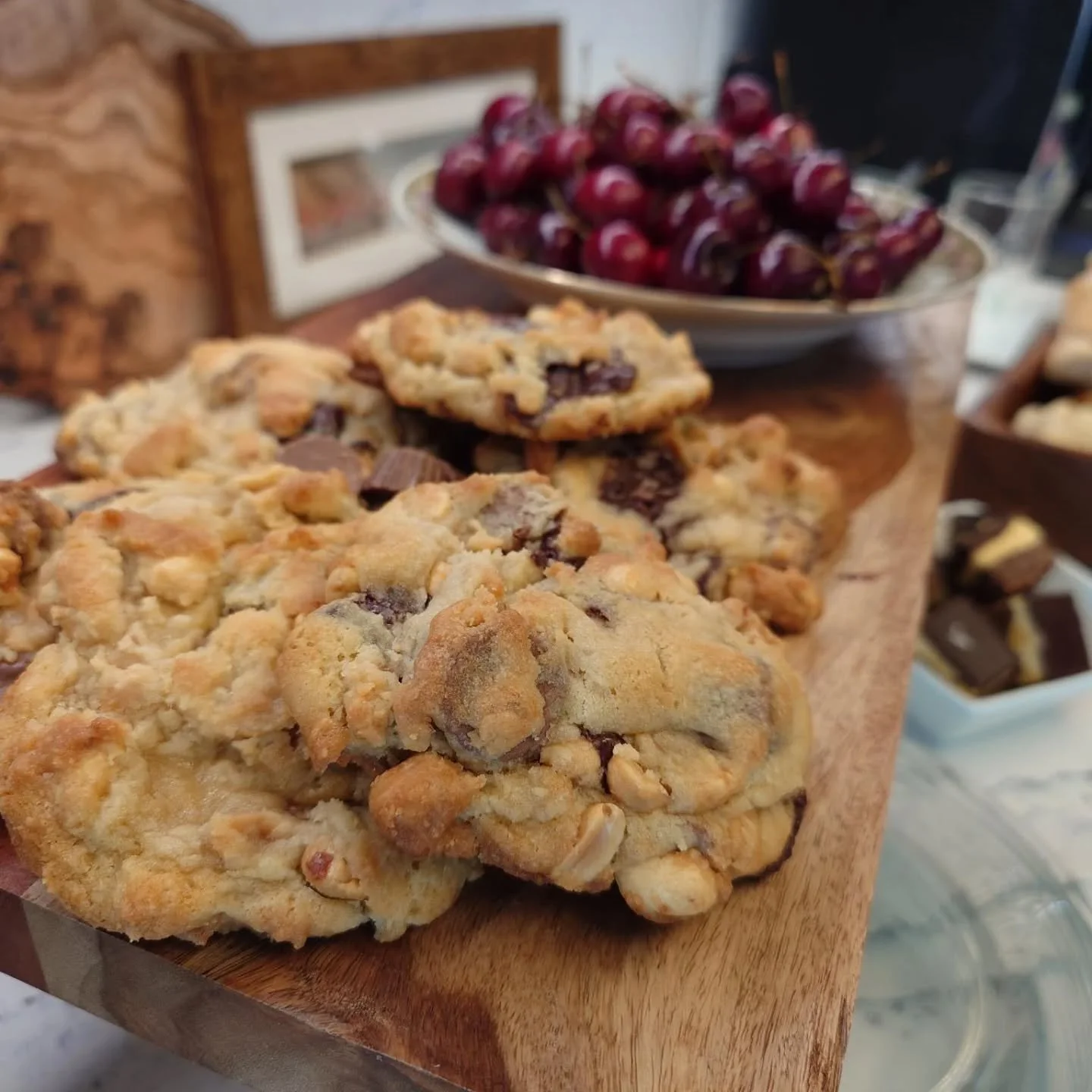 These cookies were especially created for my very special daughter in law. If you want some, just ask Miss B's Baked Goods for Peanut Butter and Chocolate Heaven 🤤

#homebasedbakery #torontoeats #bakedgoods #dessertsofinstagram #torontodesserts #pas