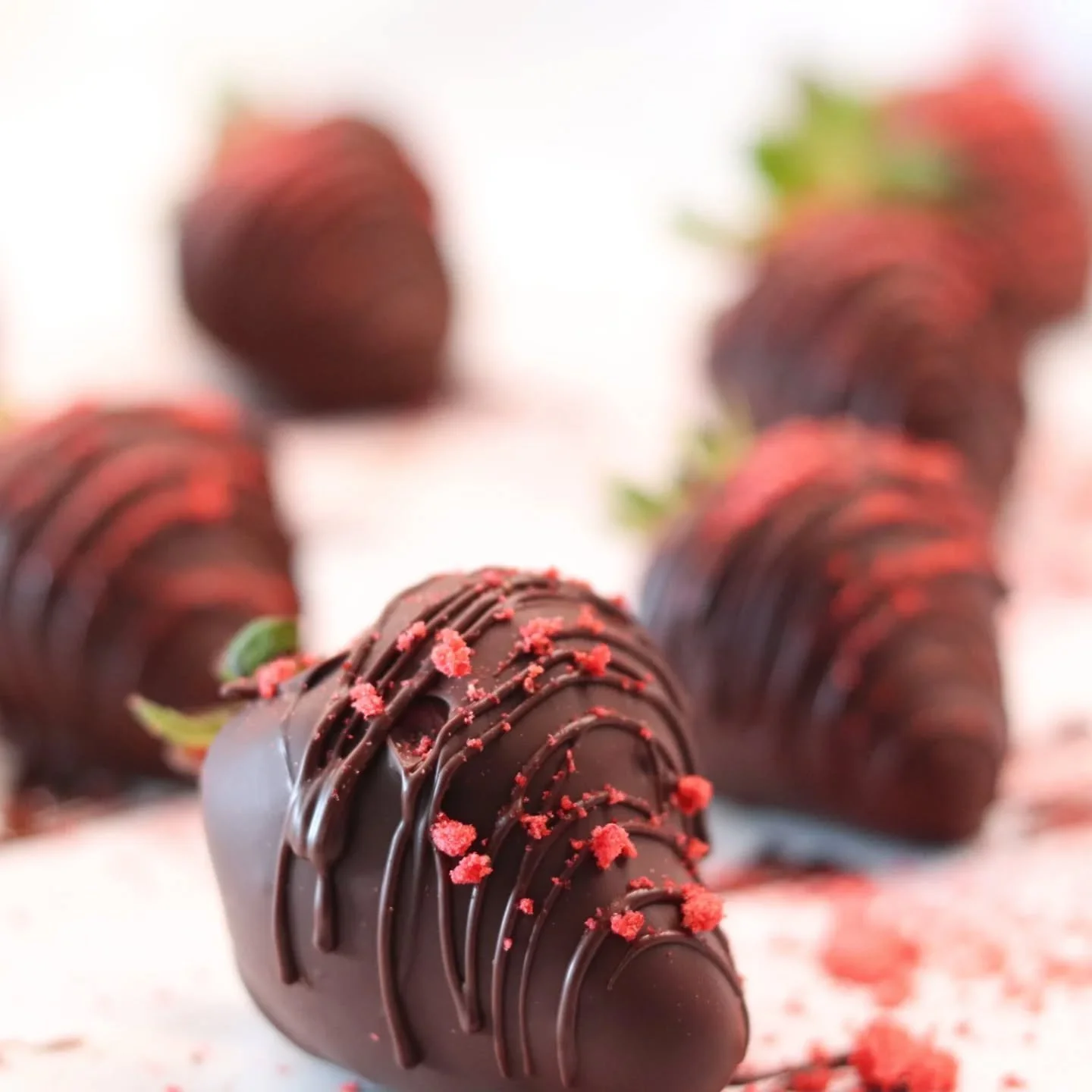 Chocolate covered strawberries with a sprinkle of freeze dried strawberries are a beautiful thing 😋 

#homebasedbakery #torontoeats #bakedgoods #dessertsofinstagram #torontodesserts #pastrychef #pastrycheflove #pastrylife