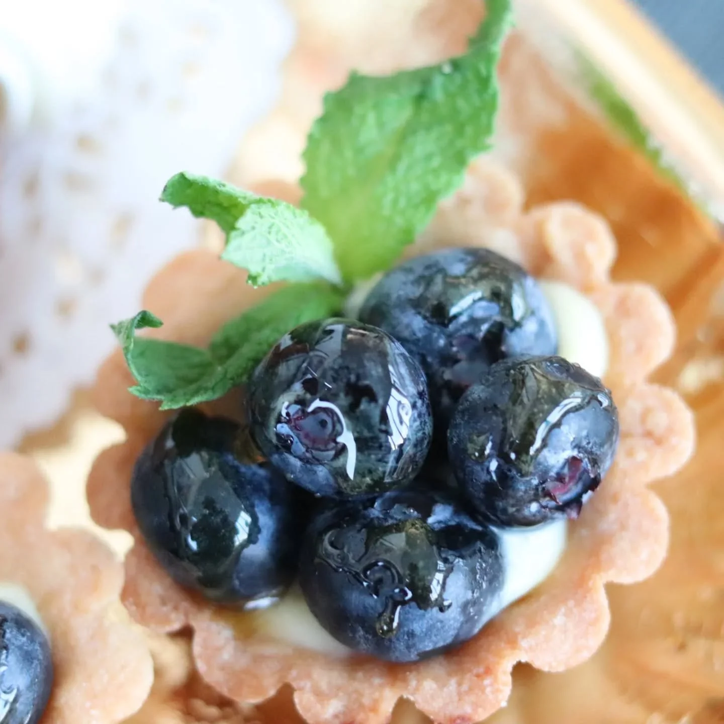 Tartelette Myrtilles 😋  Perfect combination of Cr&egrave;me P&acirc;tissi&egrave;re Vanill&eacute;, crunchy and tart Blueberries on a buttery P&acirc;te Sabl&eacute;.  An explosion of flavours in the mouth.

#homebasedbakery #torontoeats #bakedgoods