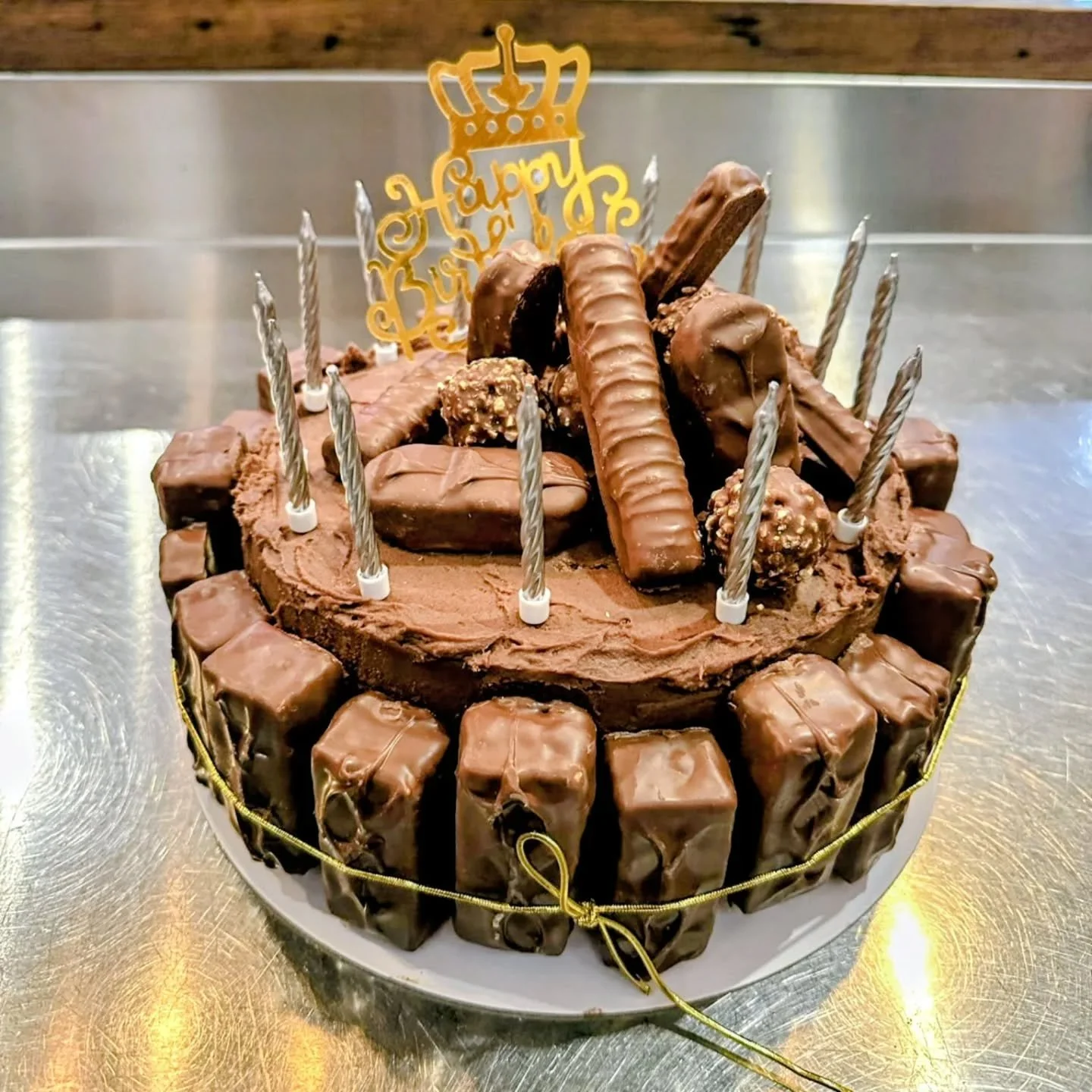 They asked for a "very chocolatey" birthday cake.  What do you think?  Chocolatey enough?

homebasedbakery #torontoeats #bakedgoods #dessertsofinstagram #torontodesserts #pastrychef #pastrycheflove #pastrylife #chocolatecake
