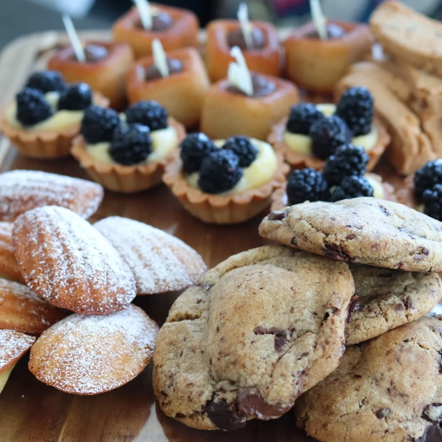 A fancy tray of goodies prepared by Miss B.  A wonderful addition to the fancy meal you will prepare for your guests this weekend.

#homebasedbakery #torontoeats #bakedgoods #torontodesserts #pastrylife