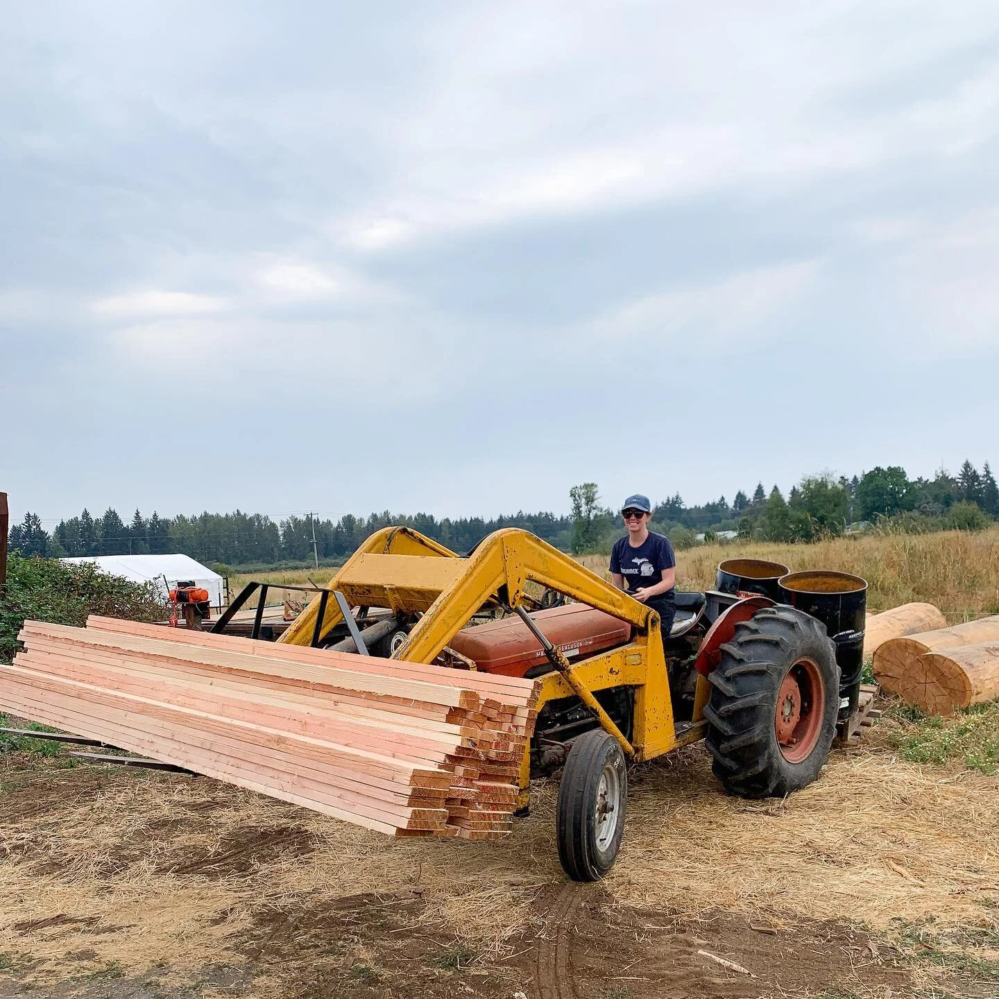 a few of the perks of owning your wood business include- milling your own wood for home projects 🏠 and driving the tractor around the farm 🚜
.
.
.
#southsoundwood #woodworking #sawmill #lumber #dimensionallumber #woodlandmills #bandsaw #tractor #ma