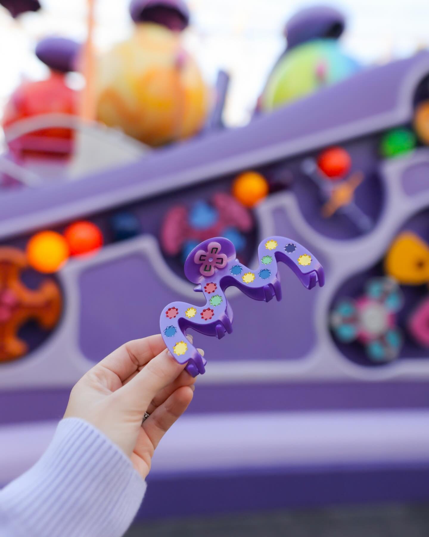 A core memory type of day 🟡🟣🔵🟢🔴 Brand new large claw shape!! Our friendship fun collection drops tonight at 6pm EST! 
&bull;
&bull;
&bull;
📷 @ericacanant 
#insideoutmovie #insideout2 #pixarpier #pixarplayparade #pixarfest #pixarfest2024 #pixars