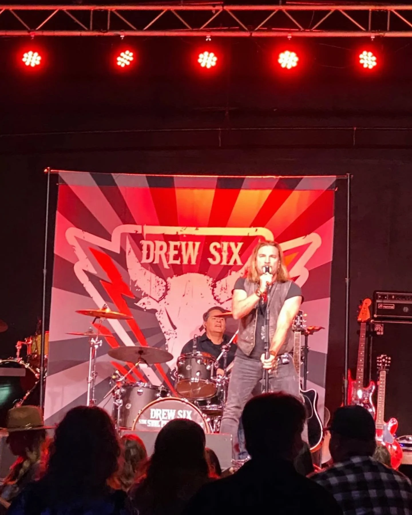 Standup for @drewsix!

// #drewsix #branding #stageart #standup #woodshed