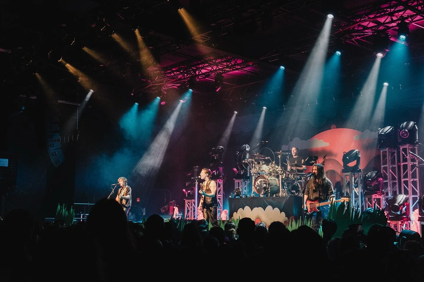3Dimensional stage art for @mtrenchofficial!
Combining multiple Hanging Backdrops with printed Riser Skirts and Set Pieces, they create depth on stage and a fun experience for your fans!
// #marianastrench #branding #stageart #setpieces #hangingbac