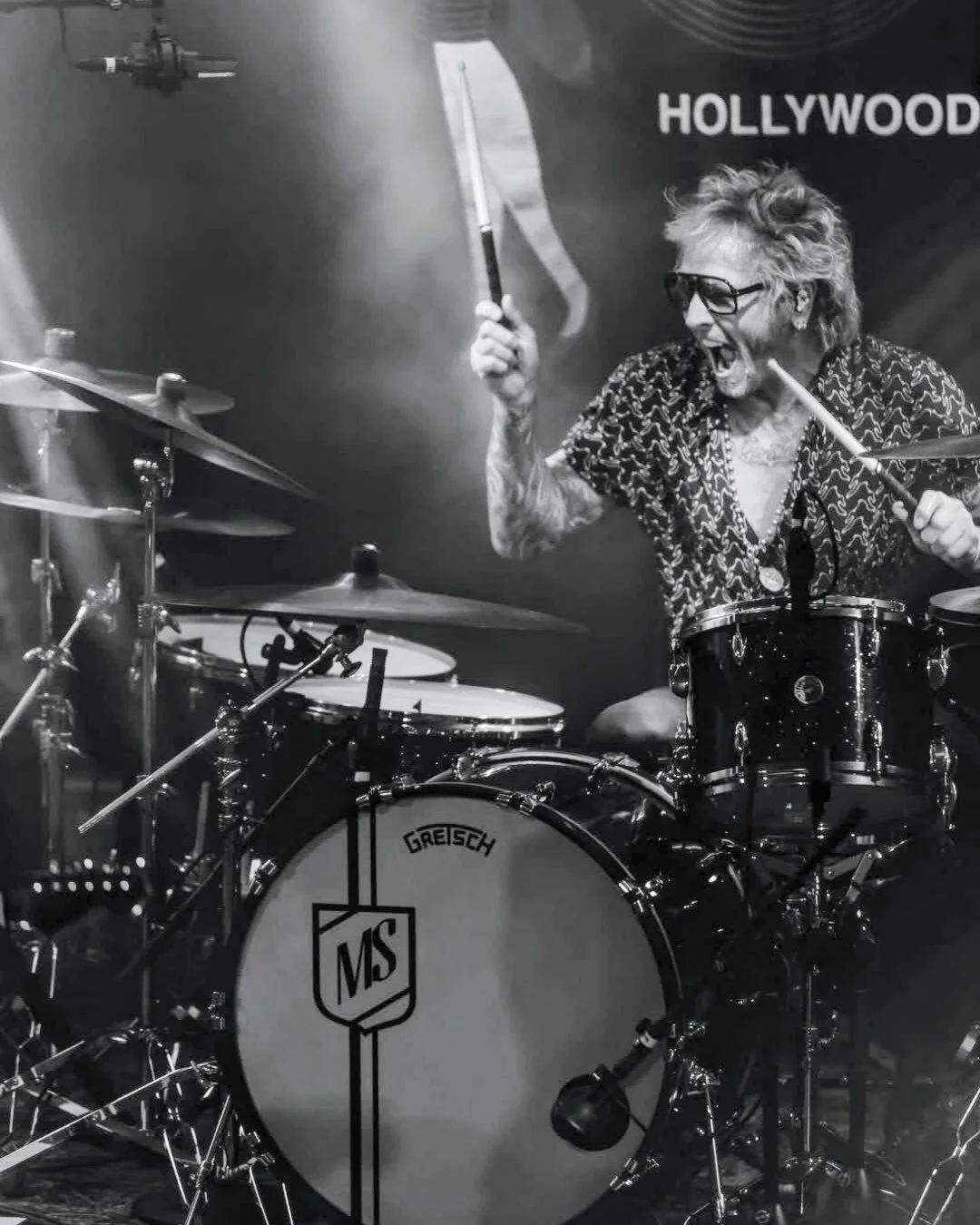 Recent show at the Whiskey A GoGo, all-star band with @mattsorum, @tommorello, @nic_cester (from @jet.theband), and starring @thomasraggi__ (from @maneskinofficial) 

📸: @el3errolcolandro 

// #mattsorum #branding #stageart #drumhead #drumheadart #v