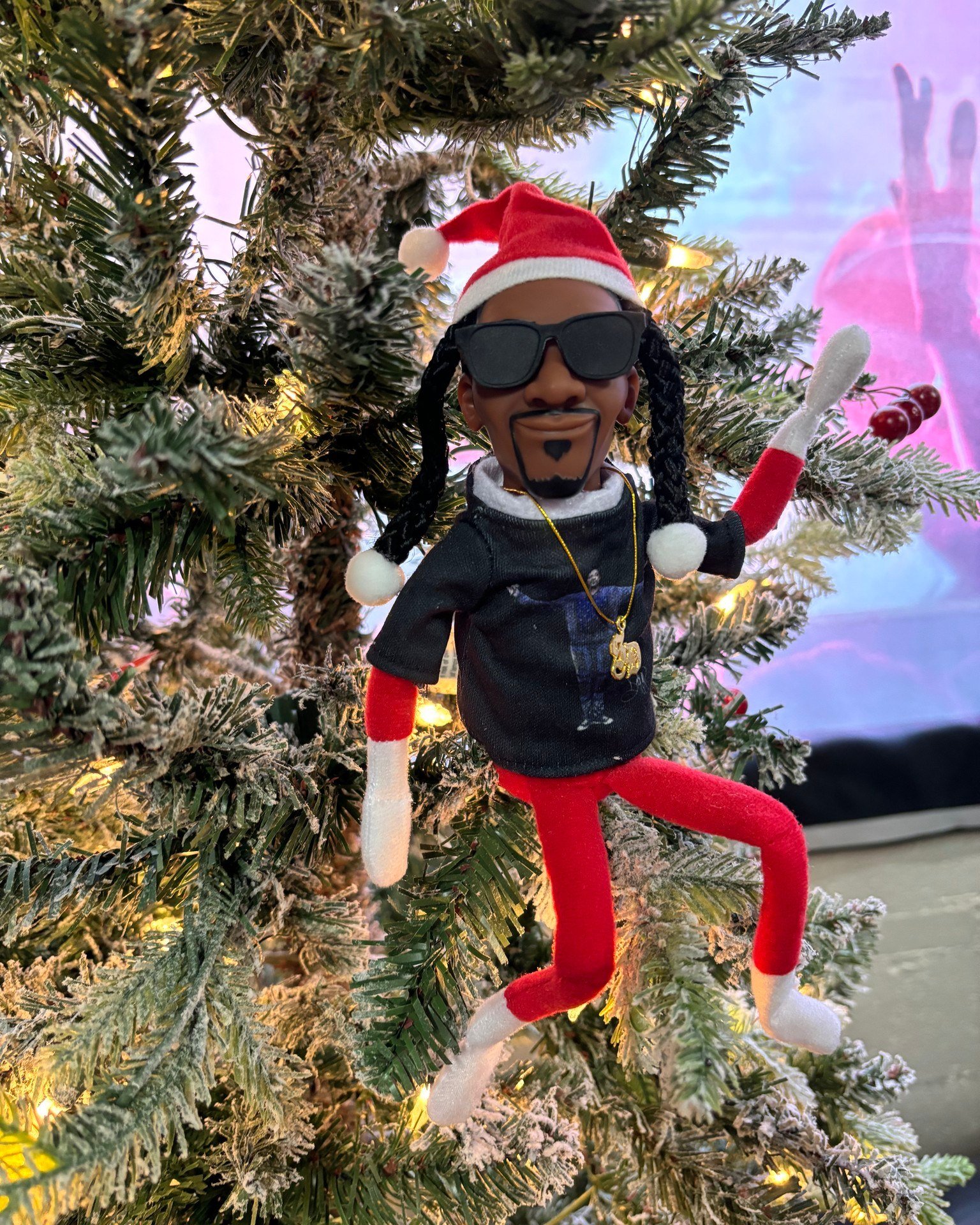 Happy Holidays from the Woodshed Fam!

// #happyholidays #branding #stageart #merrychristmas #christmas #snooponastoop #woodshed