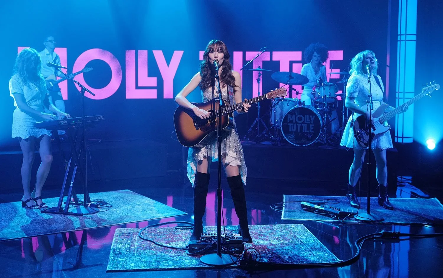 ICYMI: @mollytuttle  on @jimmykimmellive this past Monday!

🥁: @meganjanemusic 

// #mollytuttle #branding #stageart #drumhead #drumheadart #jimmykimmel #woodshed