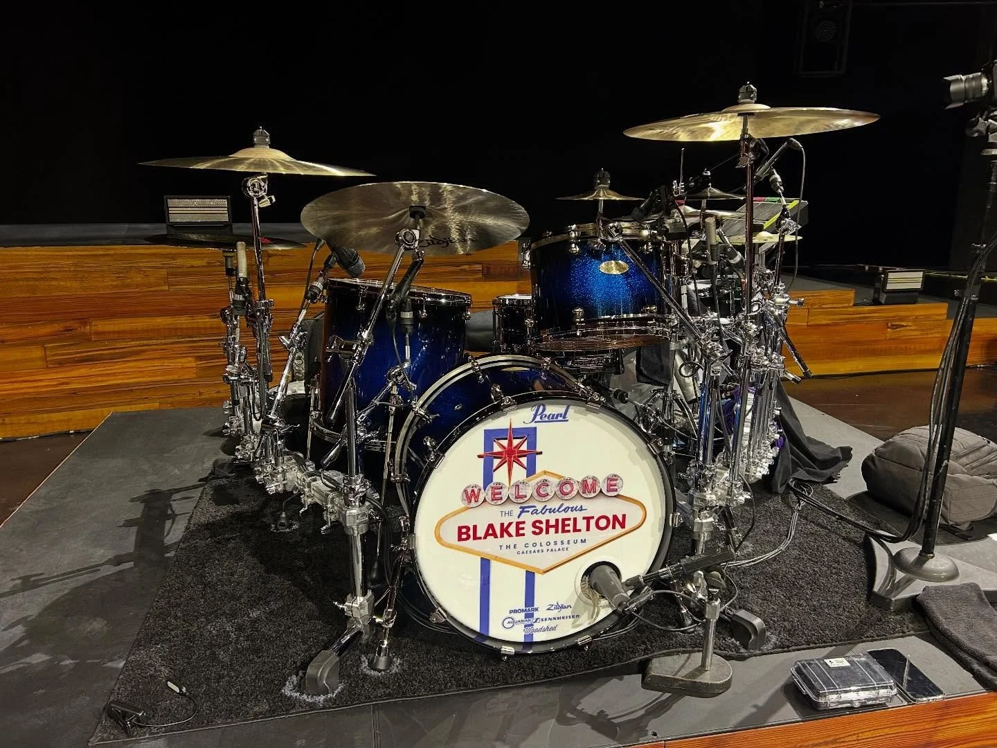 Fun Drumhead we designed and printed for @blakeshelton for his @colosseumatcp at @caesarspalace residency!

🥁: @thetracybroussard 

// #blakeshelton #branding #stageart #drumhead #drumheadart #residency #lasvegas #thecolosseum #caesarspalace #woodsh