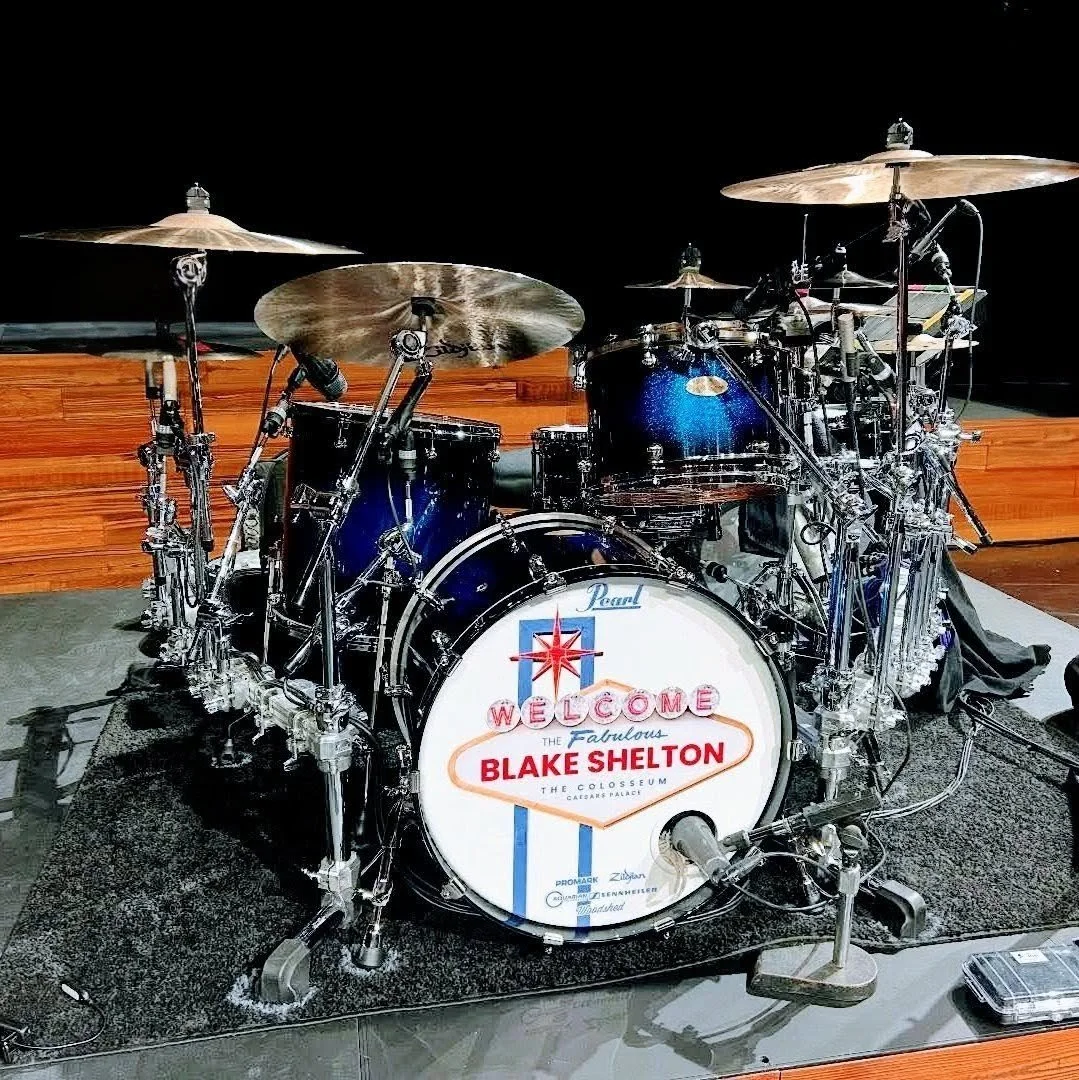 A closer look at the Drumhead we designed and printed for @blakeshelton for his @colosseumatcp at @caesarspalace residency!

🥁: @thetracybroussard 

// #blakeshelton #branding #stageart #drumhead #drumheadart #residency #lasvegas #thecolosseum #caes