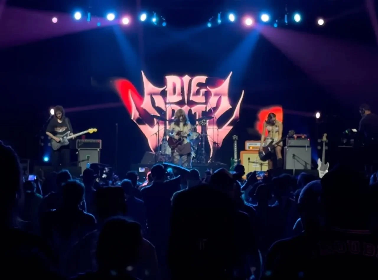 @diespitz slays @coachella 🗡️

The worst thing you can do at Coachella is deliver a mid performance people will forget. 

The second worst thing is deliver a memorable performance without memorable branding. 

Performing anonymously costs a lot of m