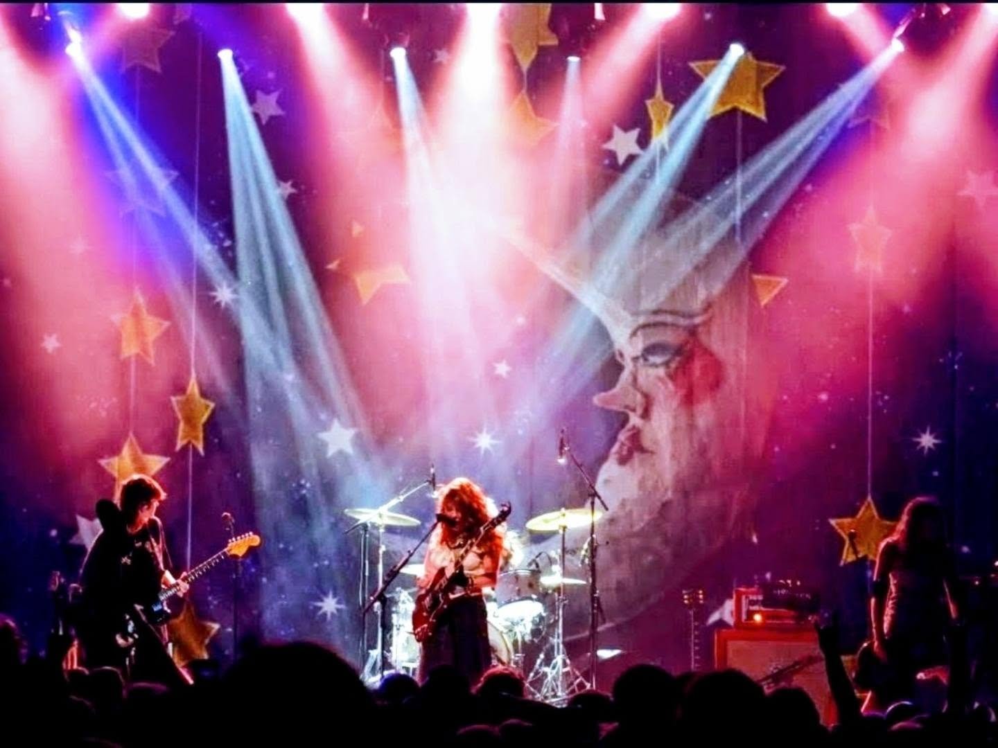 Stage Art for @diespitz 🗡️

Scenes from last week's tour kickoff at @fondatheatre in Hollywood 

// #diespitz #stageart #branding #backdrop woodshed