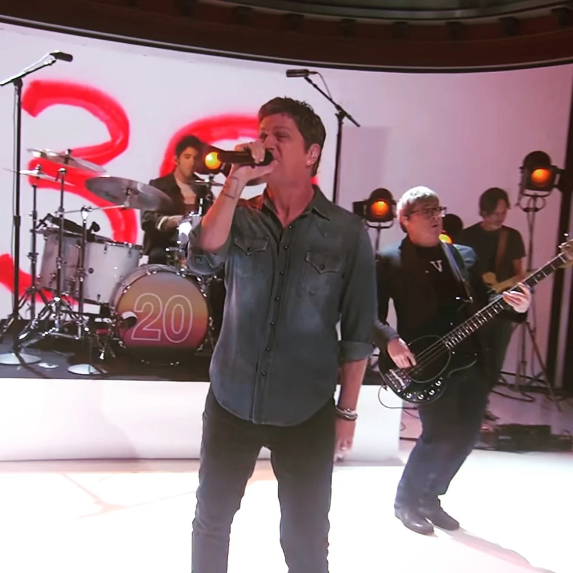 @matchboxtwenty crushing it on @jimmykimmellive last night! 🕒

Celebrating their (gasp) 30th anniversary! Holy cow.

Always cool seeing our stage art under the network lights 🎬📺

// #mb20 #jimmykimmellive #branding #stageart #woodshed