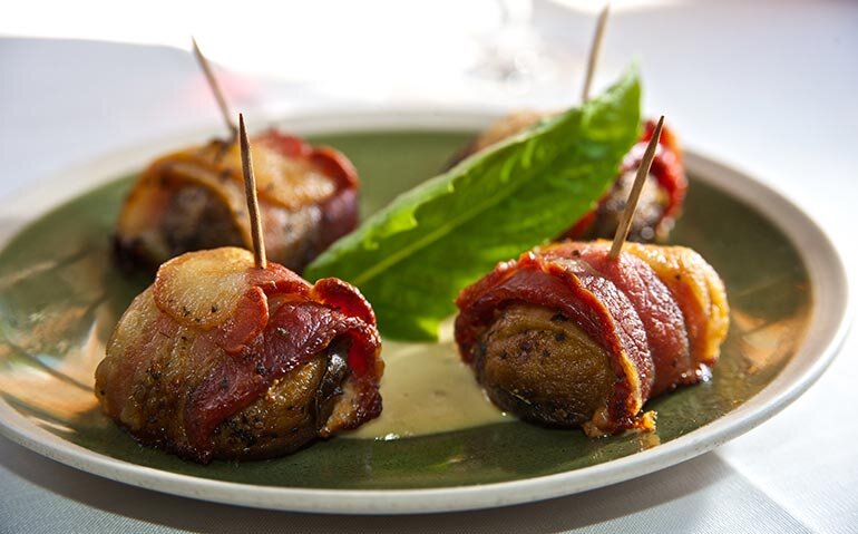 bacon_and_basil_wrapped_mushrooms-Santiagos-Bodega.jpg