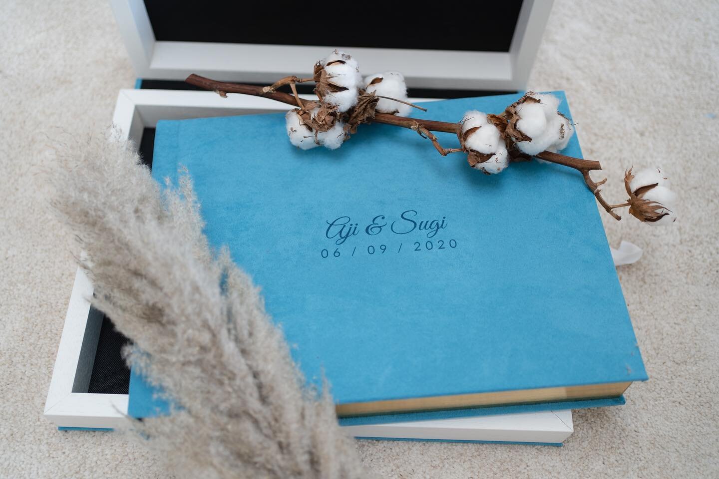In love with Aji & Sugi‘s Wedding Album.
We will always romanticize with the idea of printing your memories. In this digital era, having your wedding photos in an album will make them tangible and last decades.
We have proudly partnered