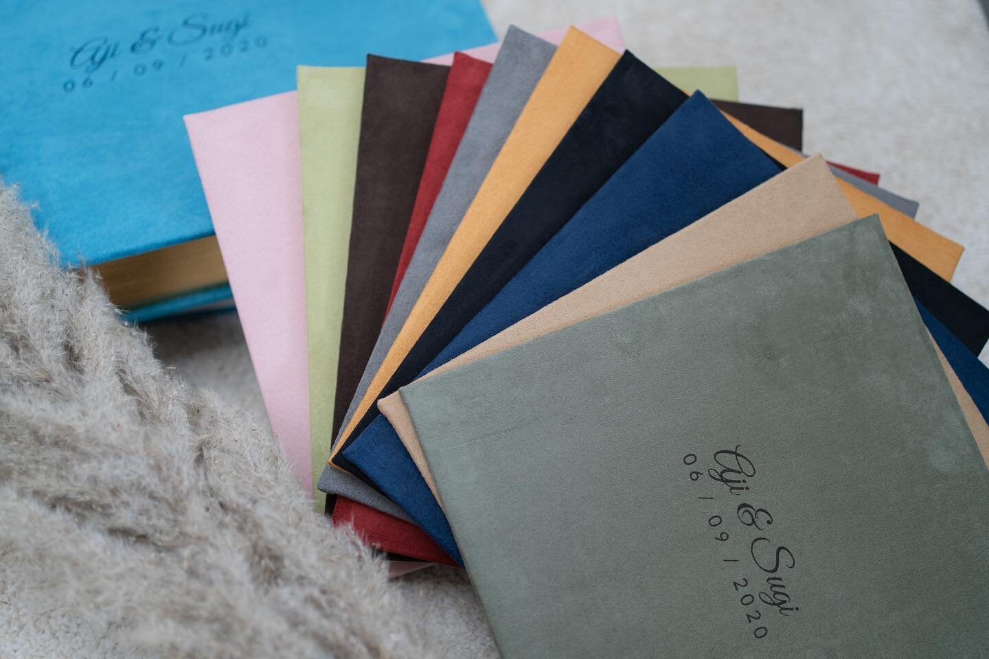In love with Aji & Sugi‘s Wedding Album.
We will always romanticize with the idea of printing your memories. In this digital era, having your wedding photos in an album will make them tangible and last decades.
We have proudly partnered