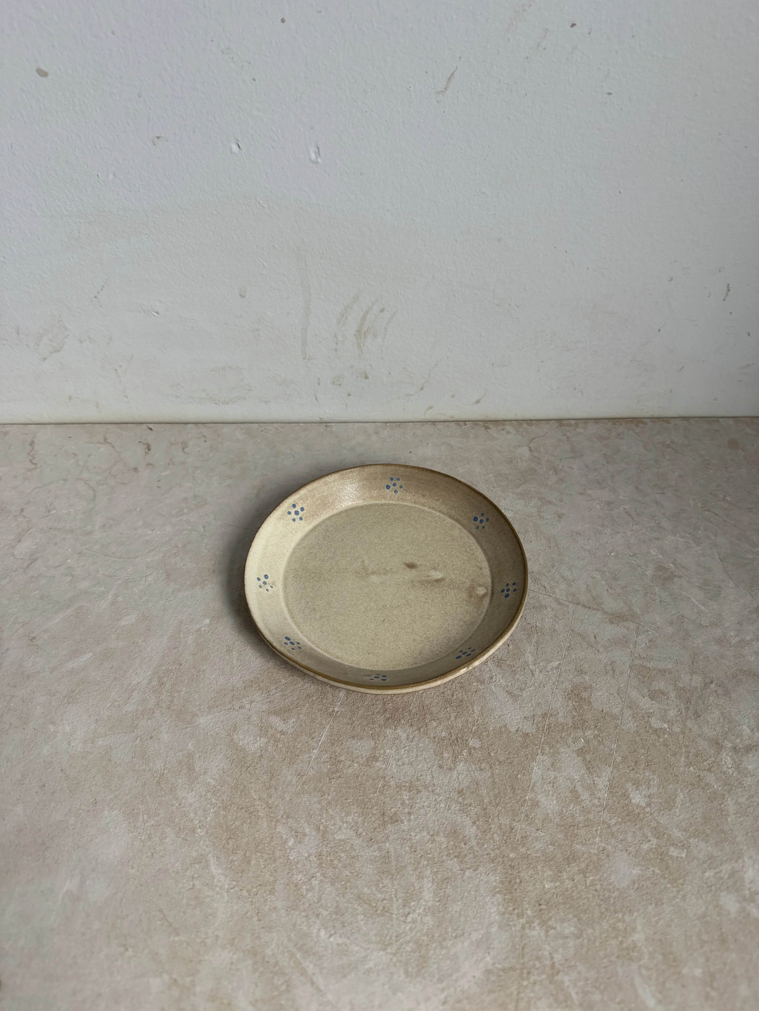 round plate / beige with blue details 01
