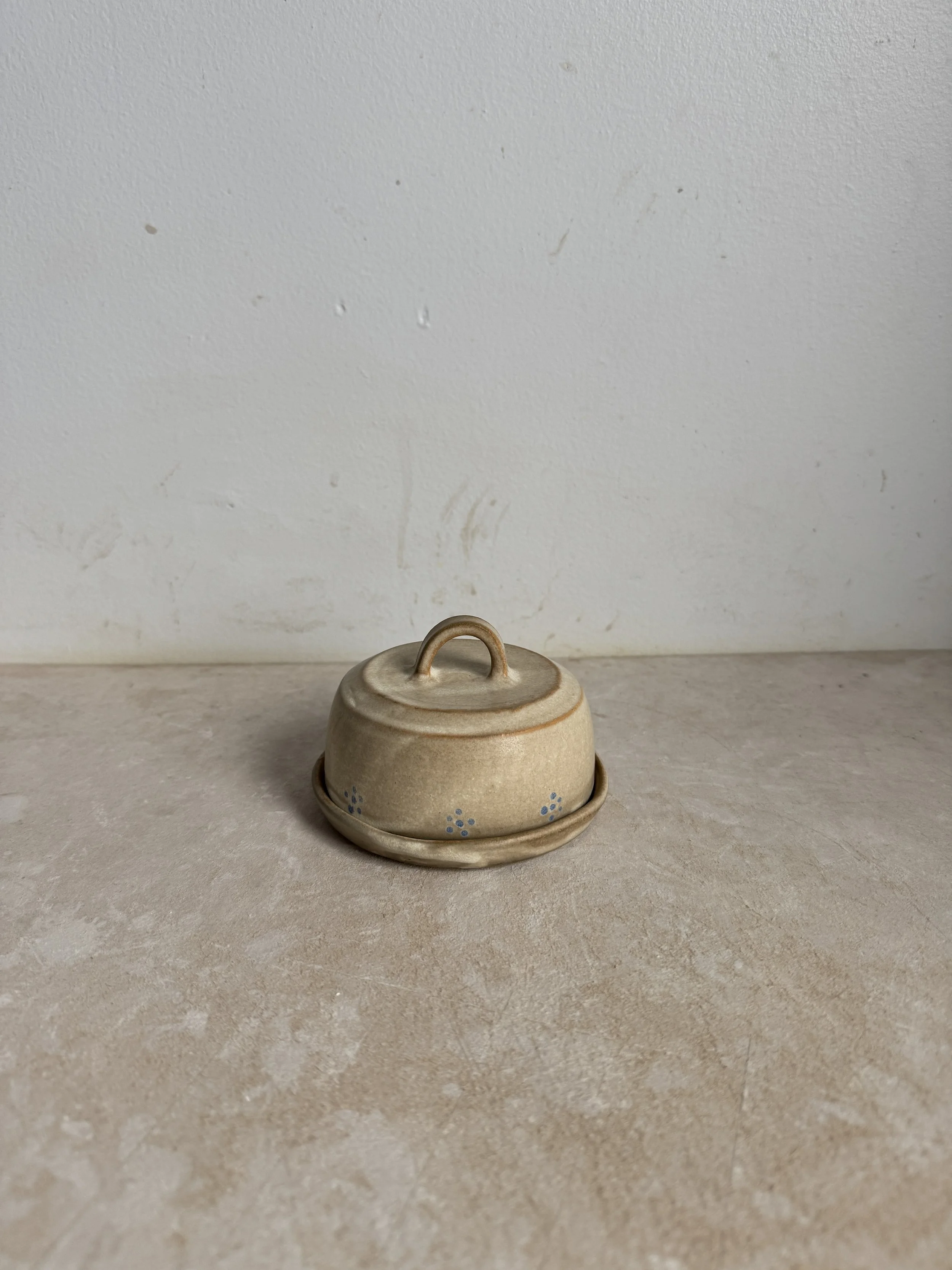 butter dish / beige with blue details *second*