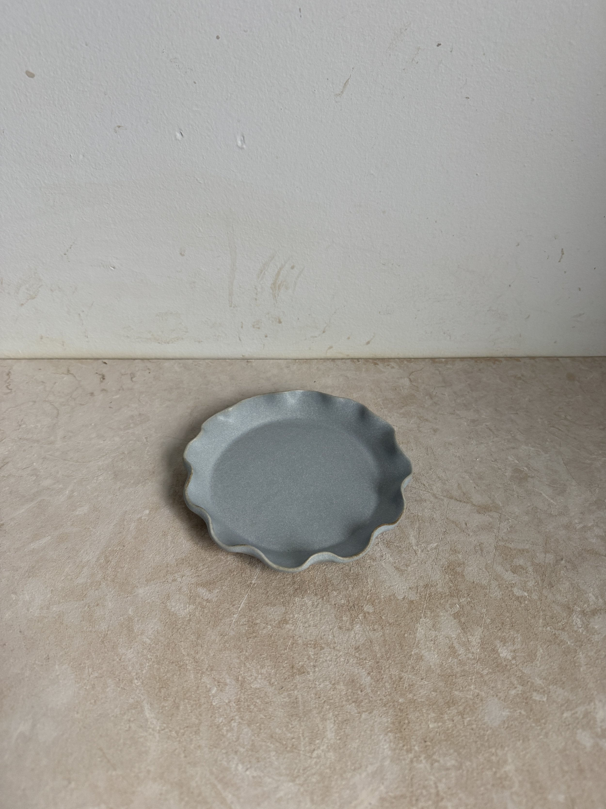 round plate scallop edge / light blue