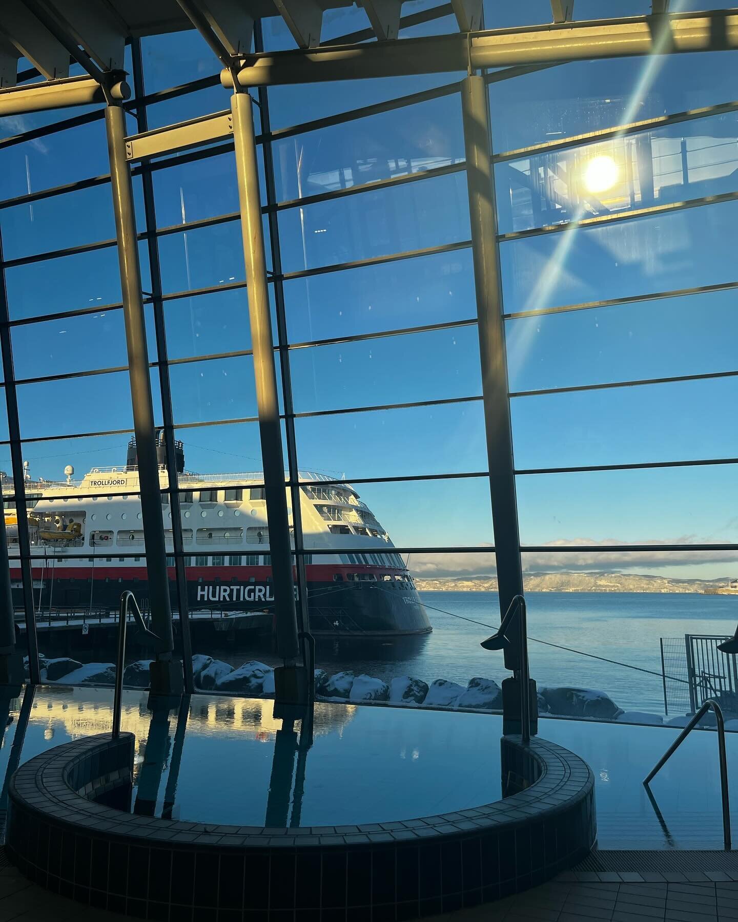 Sol og Hurtigruten🚢☀️ Inne hos oss er det sommer hele &aring;ret, men vi sier ikke nei takk til ekstra solstr&aring;ler🌞✨