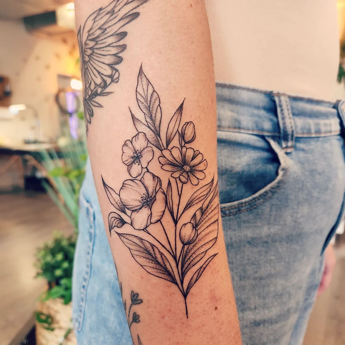 Lil wildflower bouquet next to healed owl for an og client 🥰
.
.
#vancouvertattoo #yvrtattoo #blacktattoos #vegantattoo #yvrvegan #vancouvertattoos #yvrtattoos #vancouvertattooartist #blackandgreytattoos #vancouvervegantattoo #newwestminstertattoo #