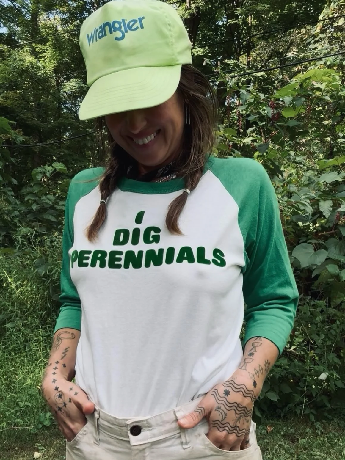 Over here cross-pollinating our love languages: plants and vintage..all wrapped up in the most perfect t-shirt that ever lived from @indigobusco 💚