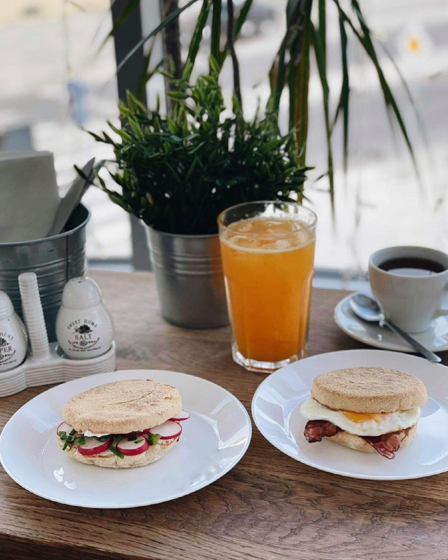 Muffiny śniadaniowe 🍳

Z twarożkiem i rzodkiewką lub bekonem i jajkiem sadzonym 🥓