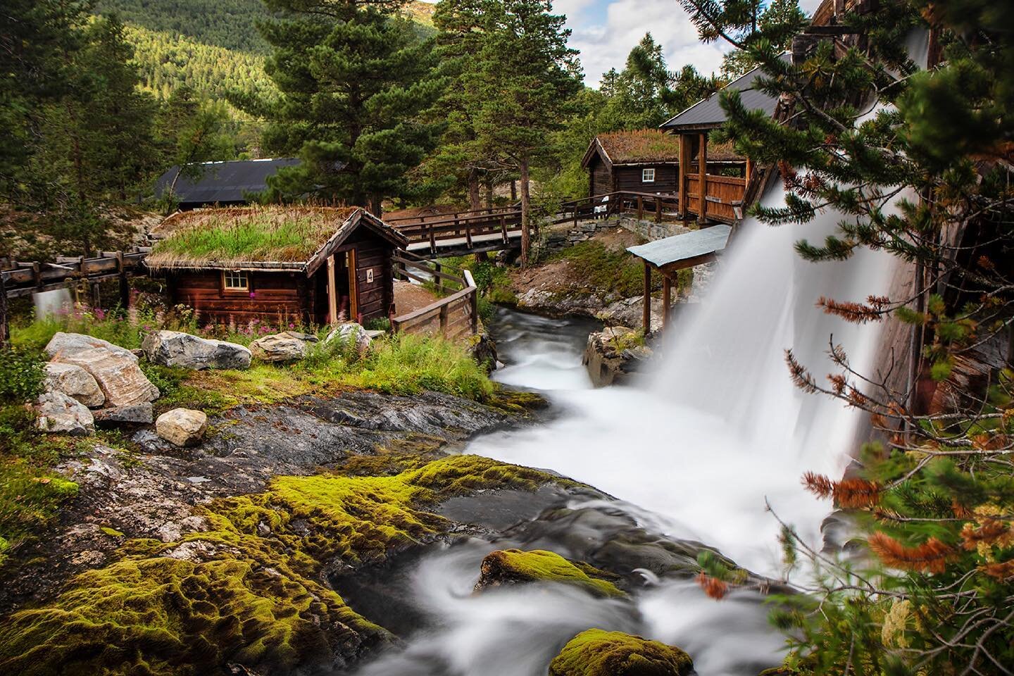 Til helga &aring;pner vi sesongen! H&aring;per &aring; se mange kjente og nye fjes l&oslash;rdager og s&oslash;ndager 11-17 i sommer 🎈

Foto: @claudia.lackner.84px 

#sagelvavasskraftsenter #visitromsdal #nasjonalparkriket #visitlesja