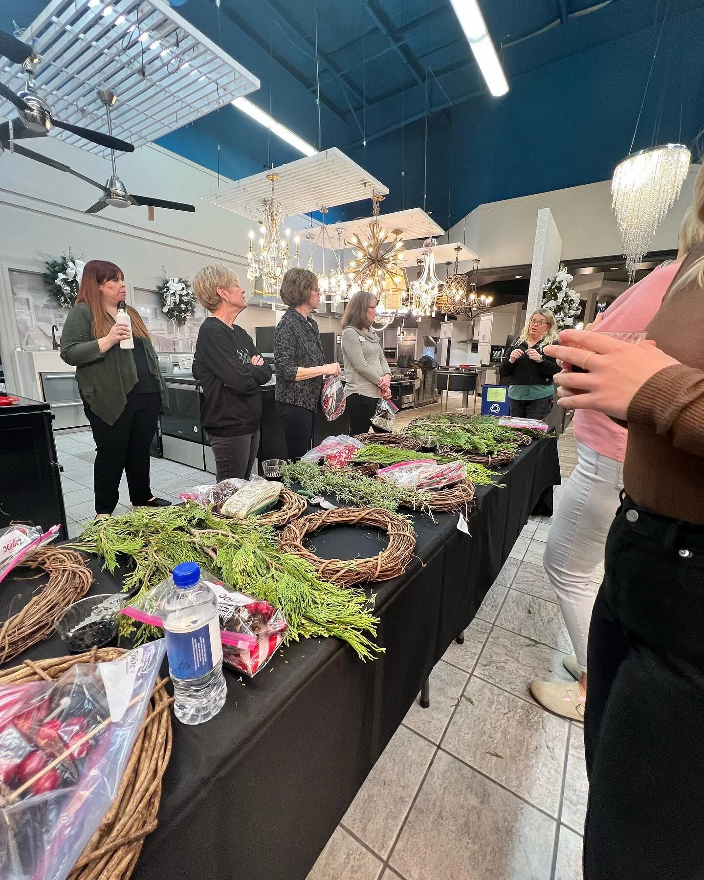 Thank you to @asidmowestks for having us to @fergusonshowrooms Bath, Kitchen &amp; Lighting Gallery to celebrate the holiday&rsquo;s with some wreath making! It was a great time to create, hang with great people and see some gorgeous appliances!