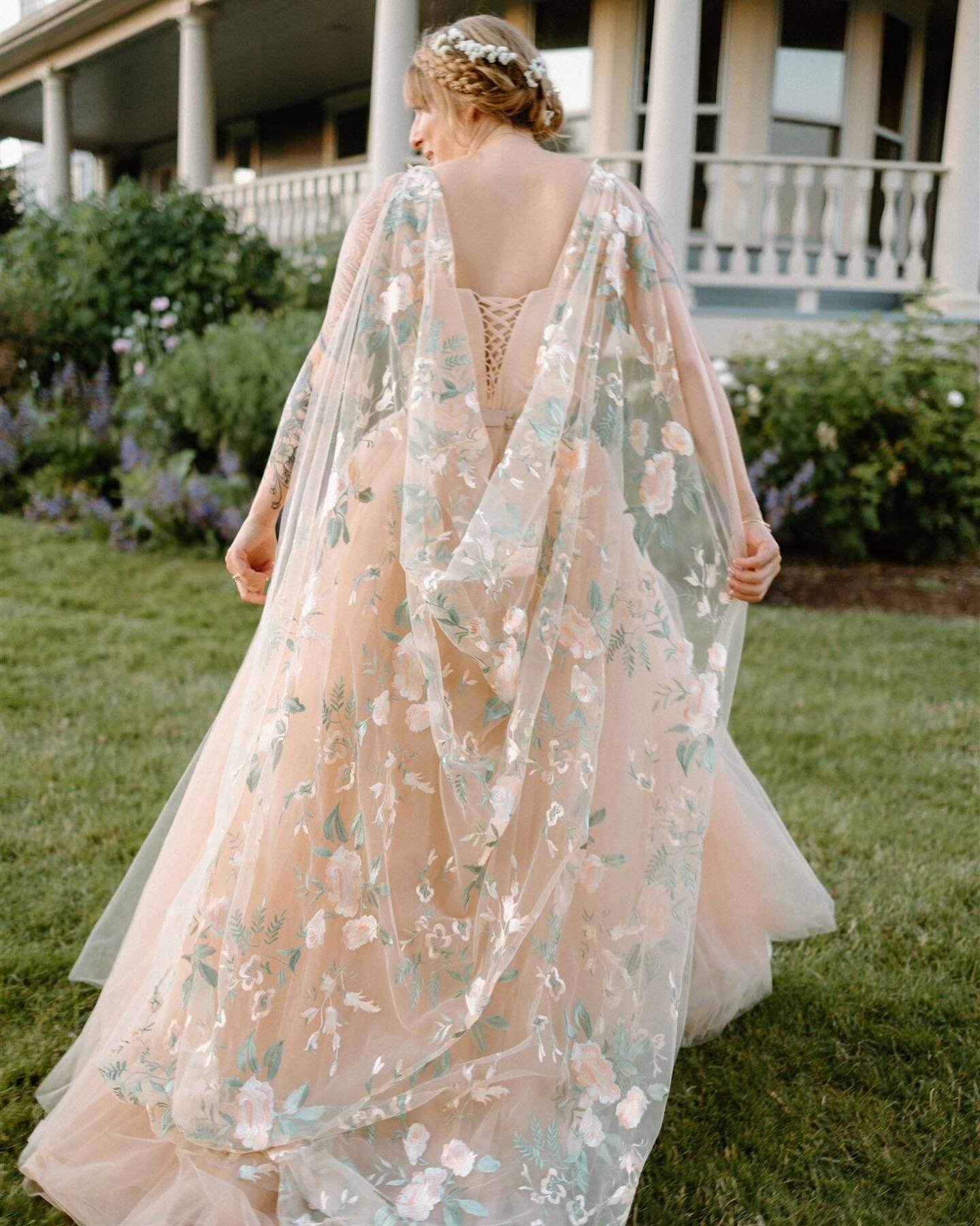 ✨ CAPE LOVE ✨

Beautiful Real Bride Rae chose our Dahlia cape to complement her blush skirt for her Oregon wedding and had this to say about it:
&bull;
&ldquo;Thanks again for making the world's most magical cape - the true showstopper piece of my en