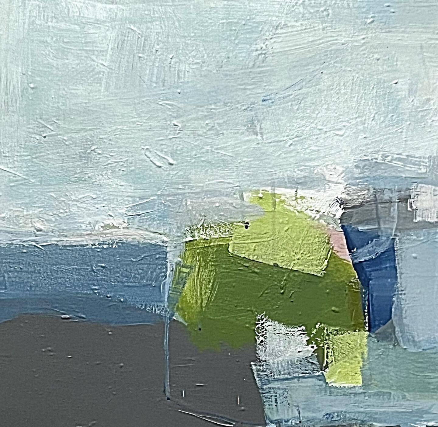 Arriving in our booth and on @chairishco is this 20 x 20 expressive landscape painting on a floater frame with grey, blue and pops of green and pink. 

#NewArtArrival #AbstractLandscapePainting #ExpressiveLandscape #ShadesOfBlueAndGrey #PopsOfGreen #