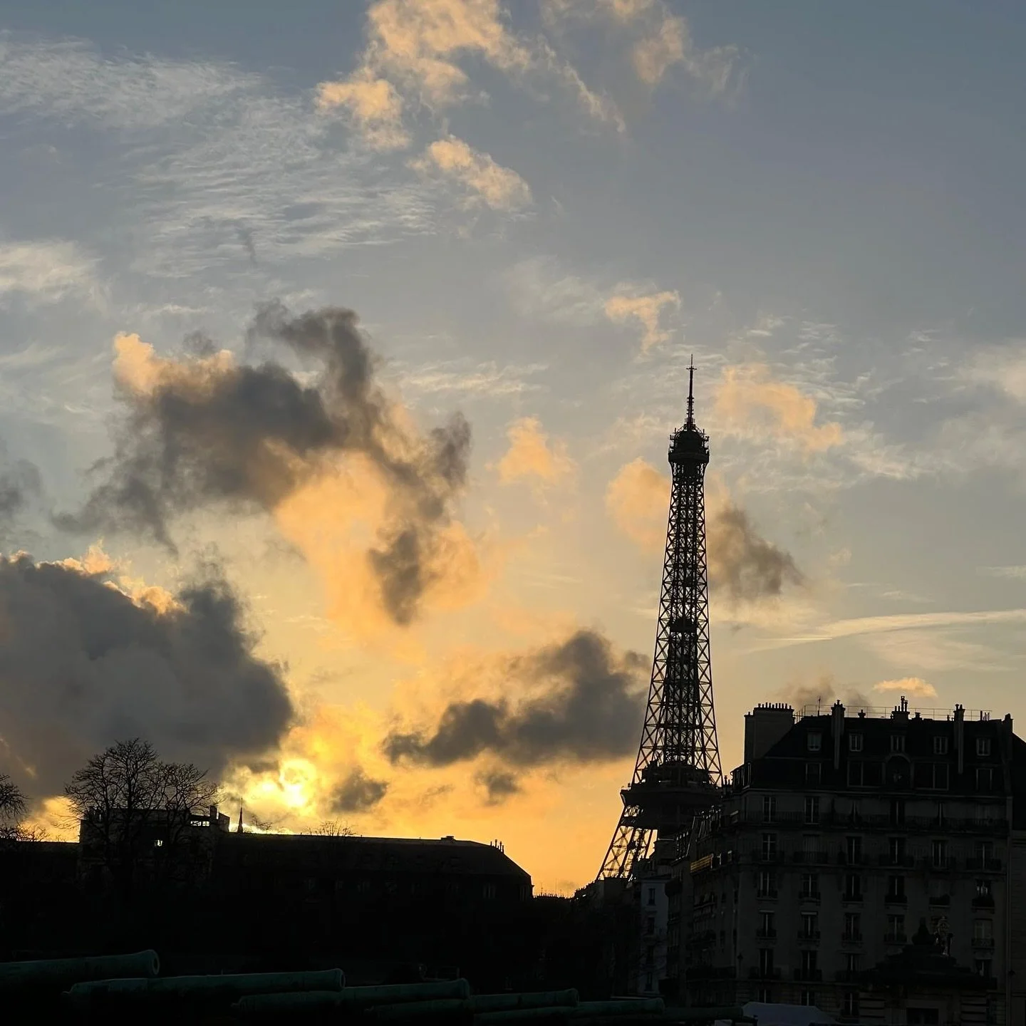 Paris-bound today! Looking forward to visiting old haunts and favorite places, from street markets and Antiques markets, to people watching in cafes, and enjoying the sights of the city, I never get tired of Paris!

#EiffelTowerView #ParisBound #Pari